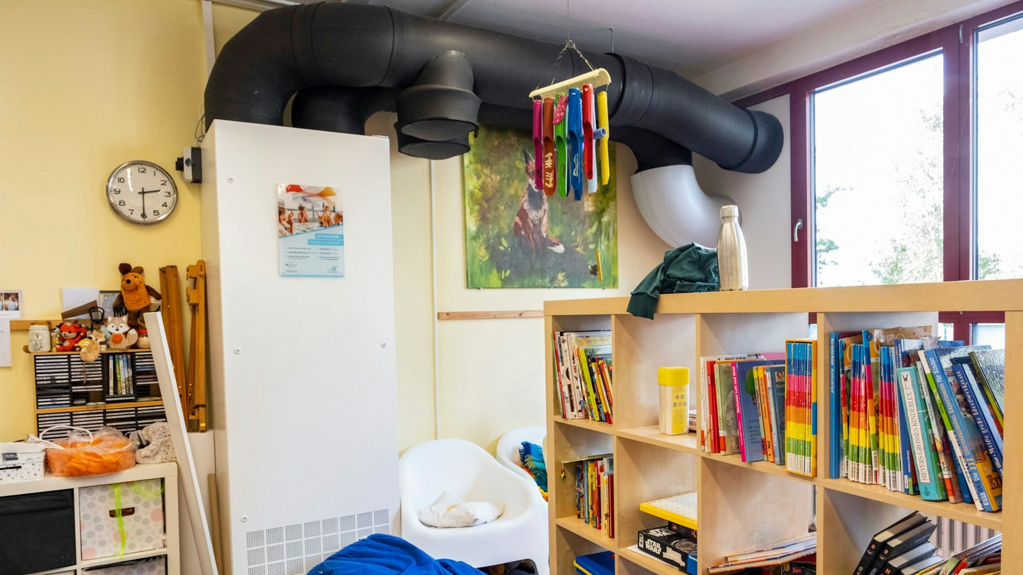 Das Foto zeigt ein Lüftungsgerät in einem Klassenzimmer.