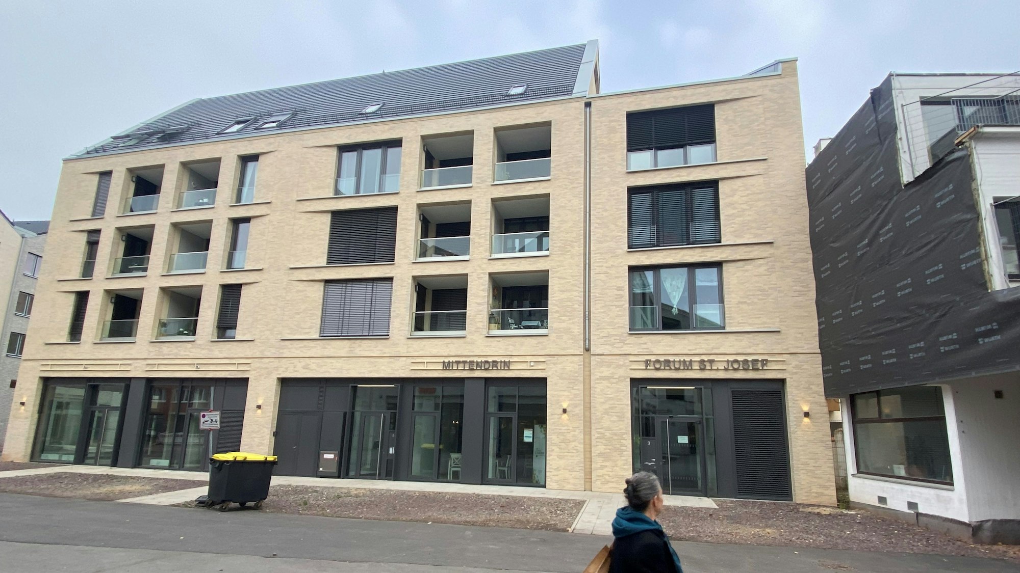 An der Straße steht ein beiges Gebäude.