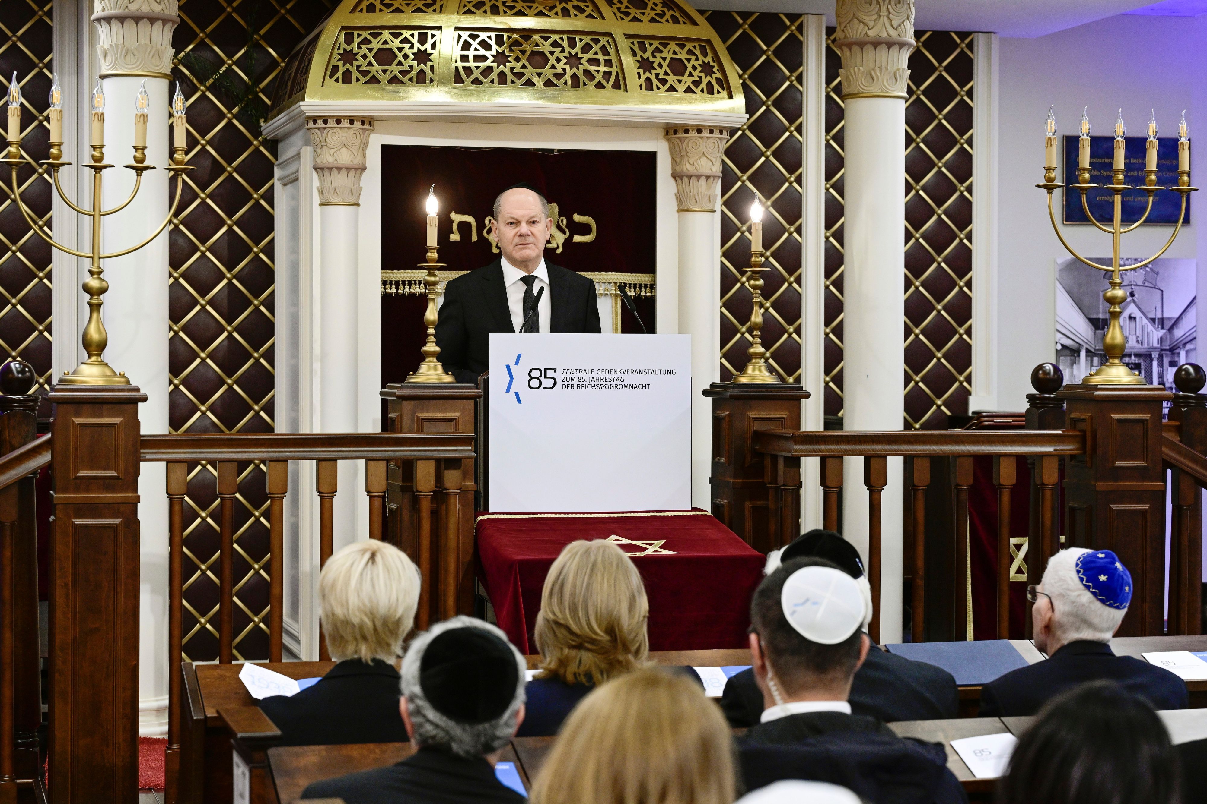 Bundeskanzler Olaf Scholz spricht in einer Berliner Synagoge anlässlich der Gedenkfeier zum 85. Jahrestag der Novemberpogrome in Deutschland.