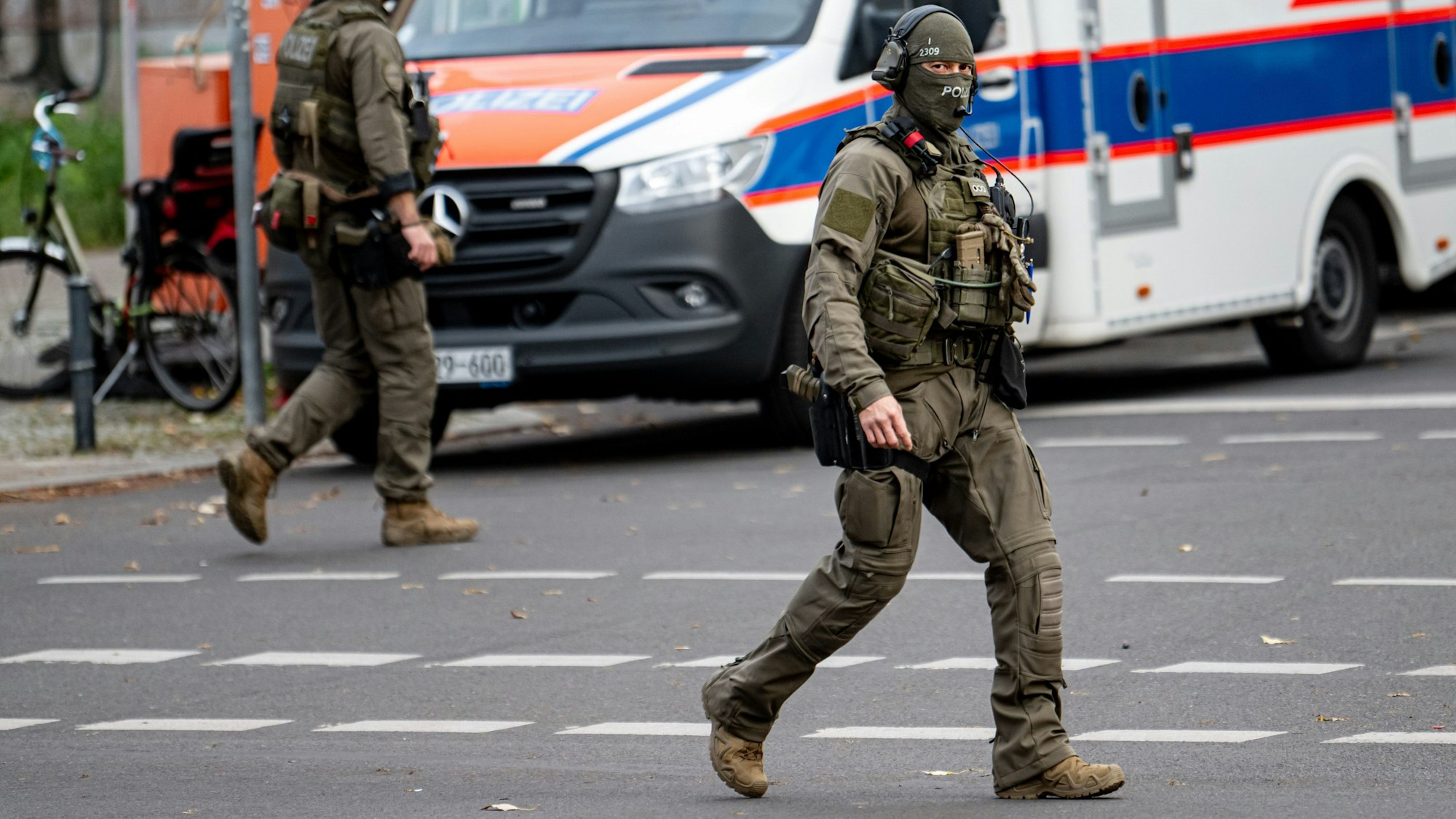 Spezialkräfte der Polizei sichern die Gedenkveranstaltung der Novemberpogrome in Berlin-Mitte.