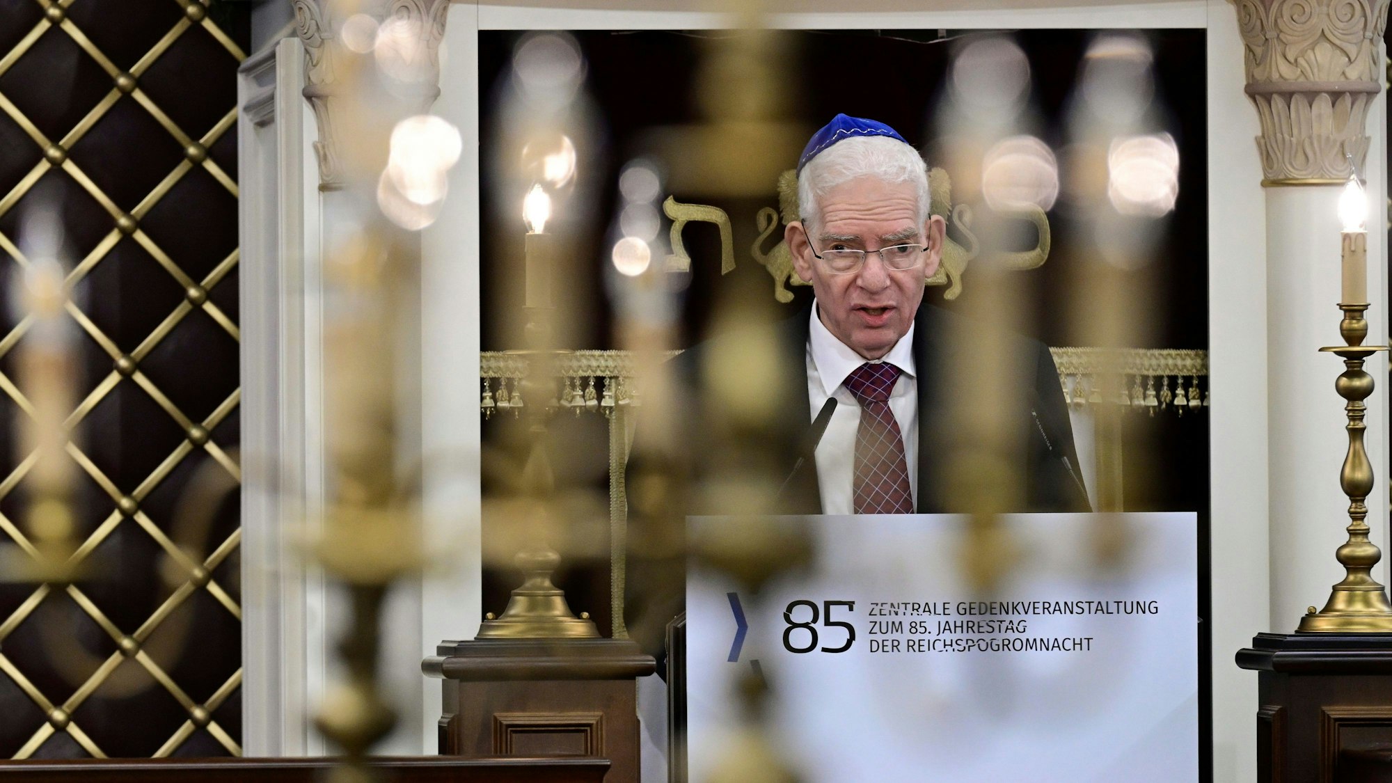 Josef Schuster, Präsident des Zentralrats der Juden, spricht bei der Gedenkfeier in der Berliner Synagoge.