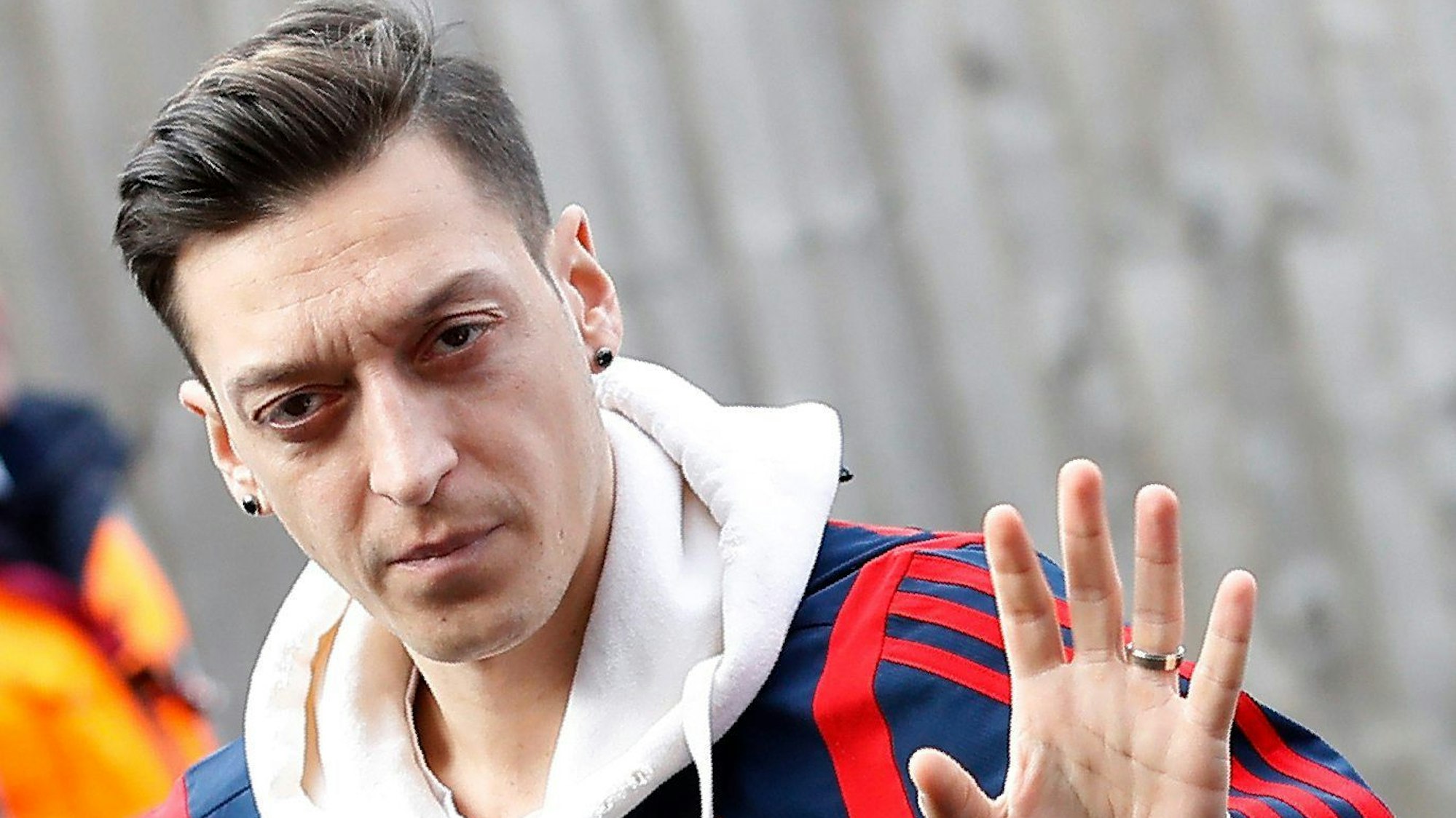 Ex-Fußballspieler Mesut Özil winkt in die Kamera.