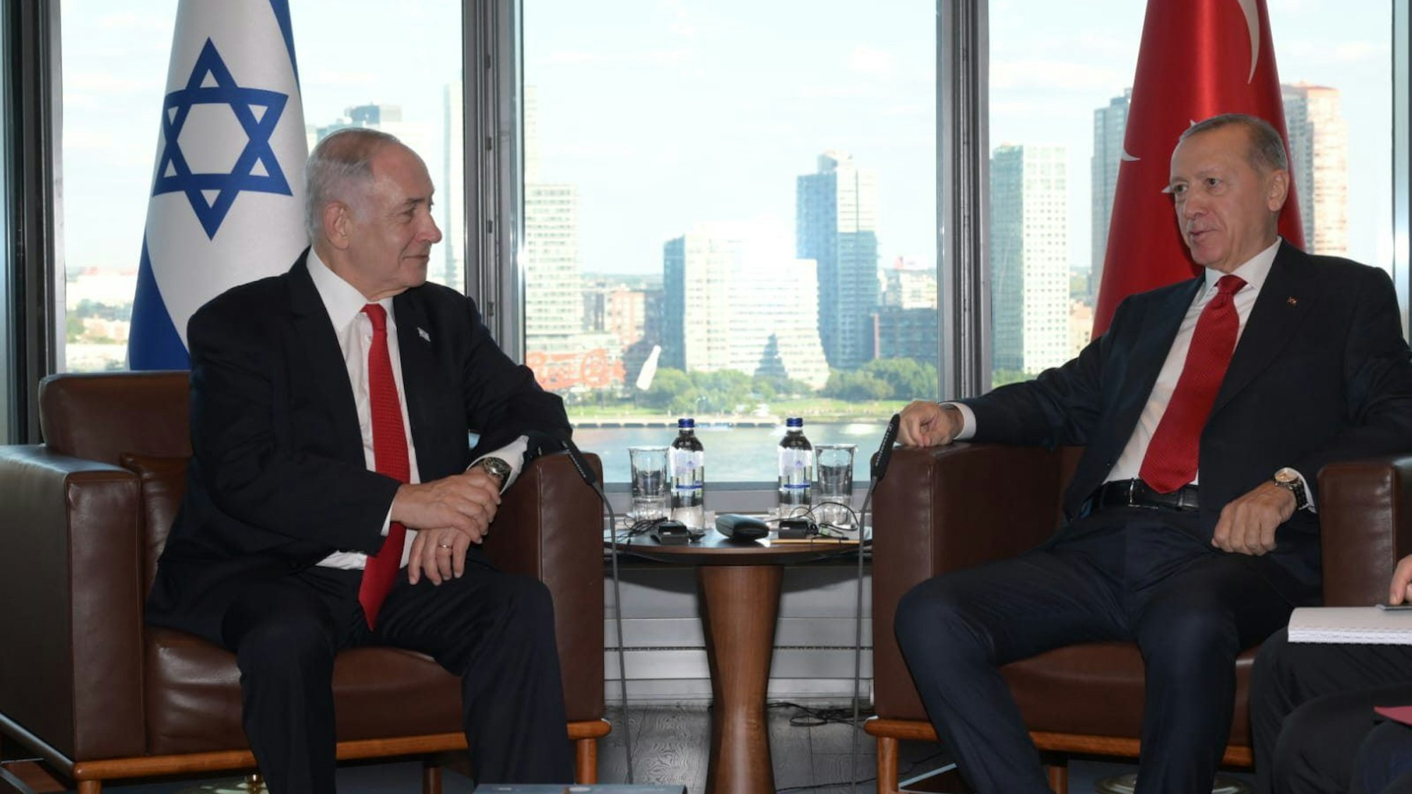 Recep Tayyip Erdogan (r), Präsident der Türkei, sitzt neben dem israelischen Premierminister Benjamin Netanjahu. Im Hintergrund sind die Fahnen der beiden Länder zu sehen.