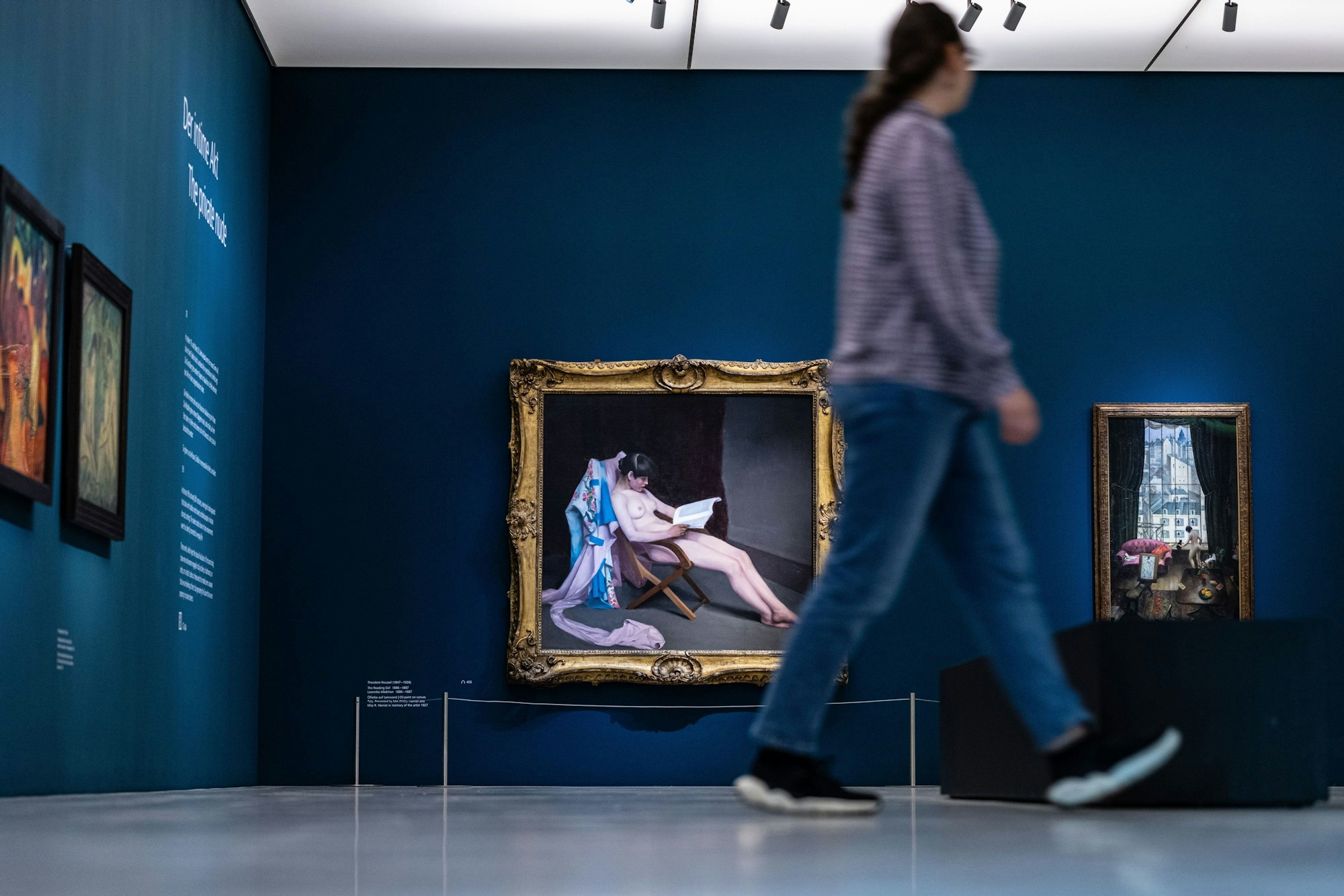 Eine Besucherin geht an dem Ölgemälde des französisch-britischen Malers Theodore Roussel mit dem Titel „Lesendes Mädchen“ vorbei.