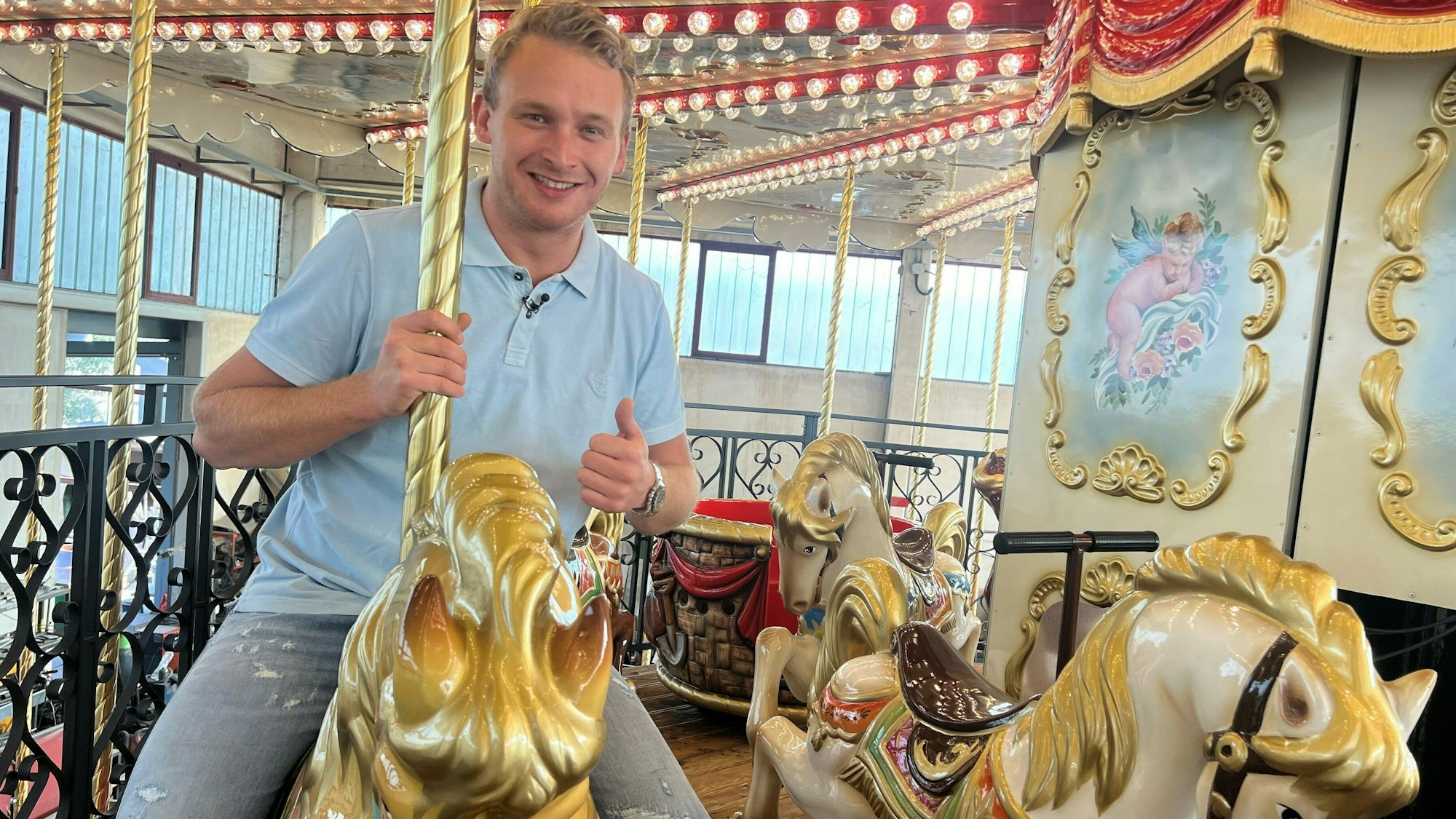 Probereiten auf dem historischen Etagenkarussel: Roland Barth.