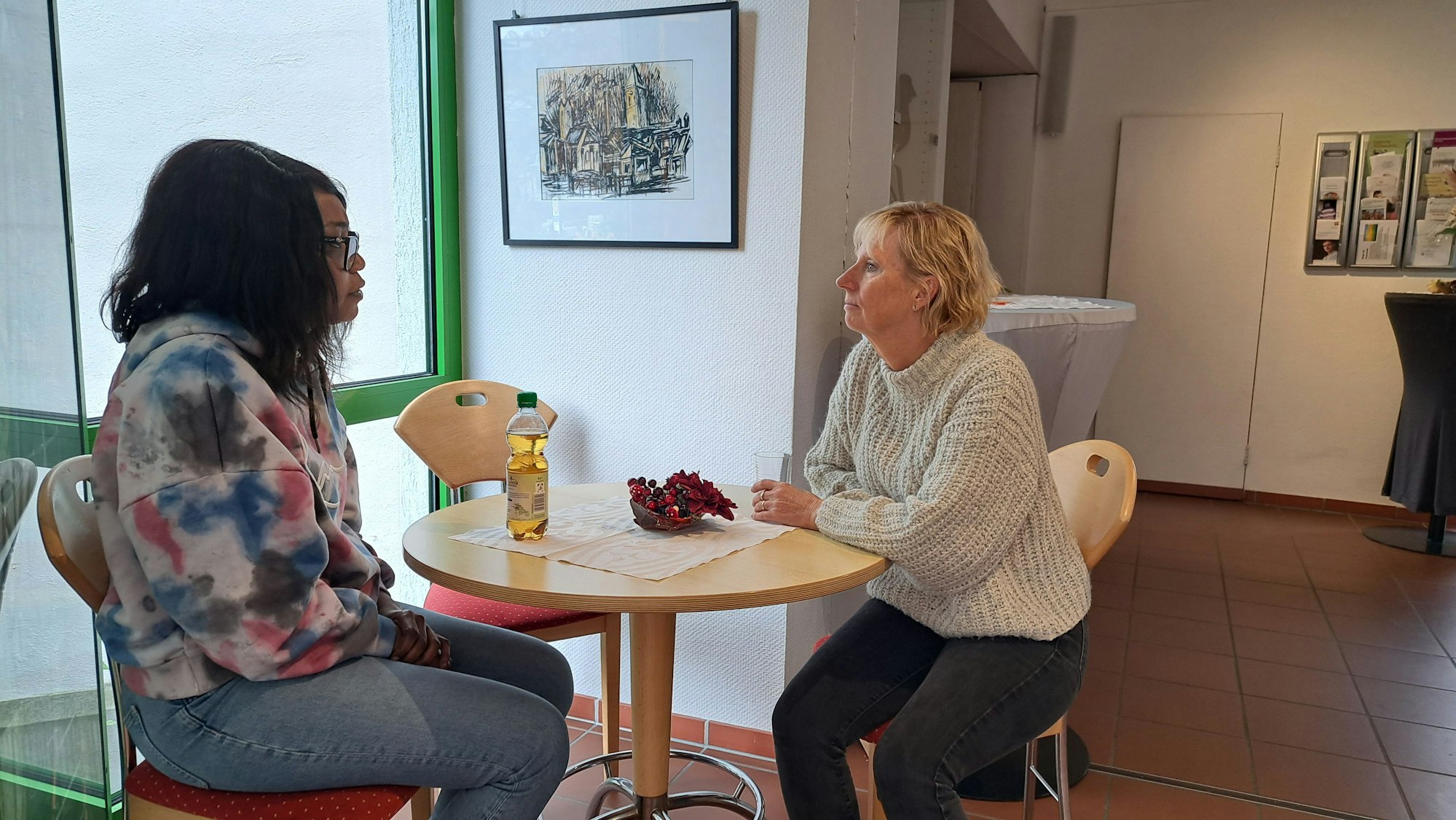 Flüchtlingsberaterin Rebecca im Gespräch mit Sabine Buchheim (v.l.).