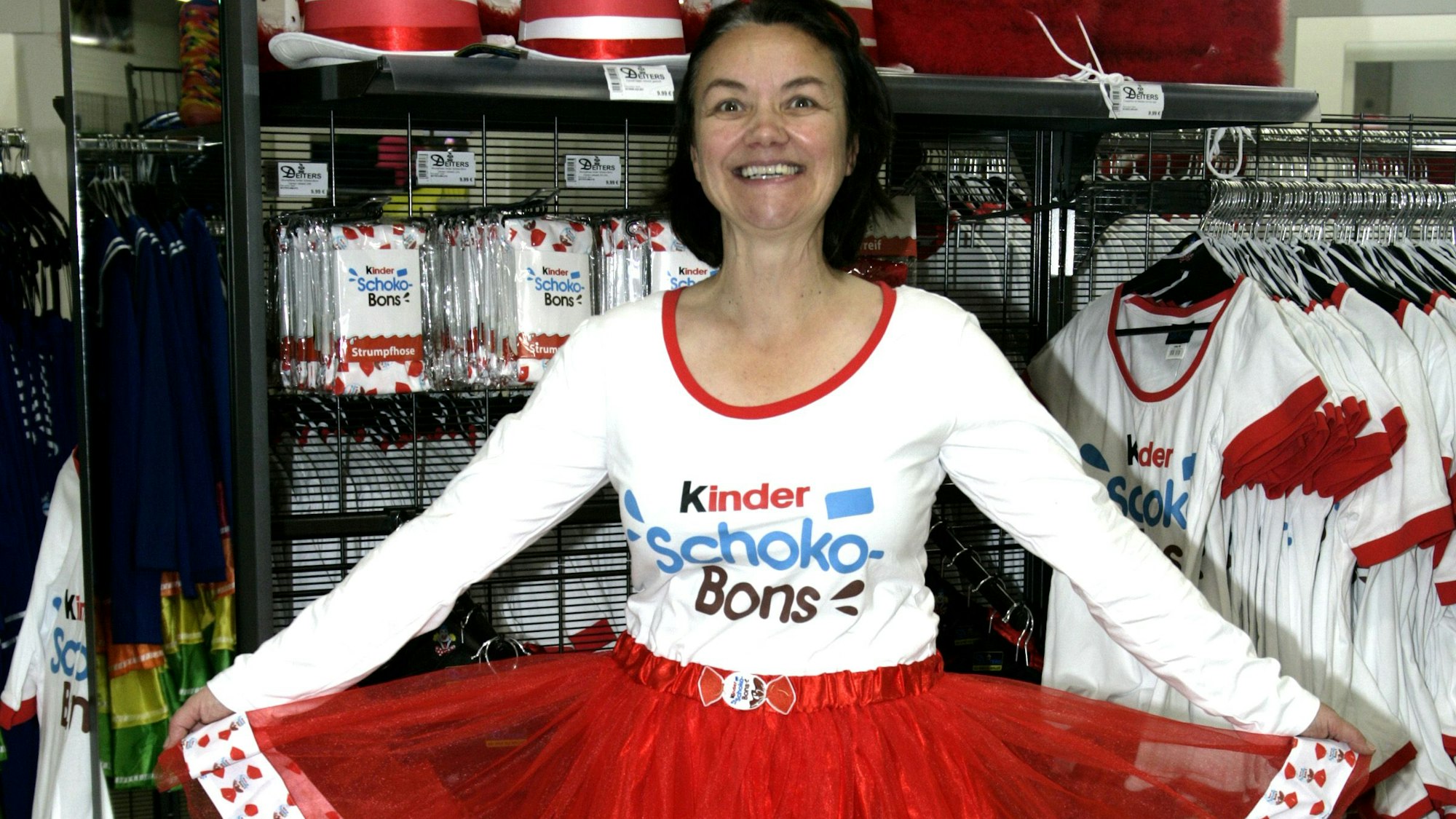 Katrin Höhne schaut sich um, welche Kostümtrends diese Session angesagt sind.Das Bild zeigt die Journalistin bei der Kleideranprobe.