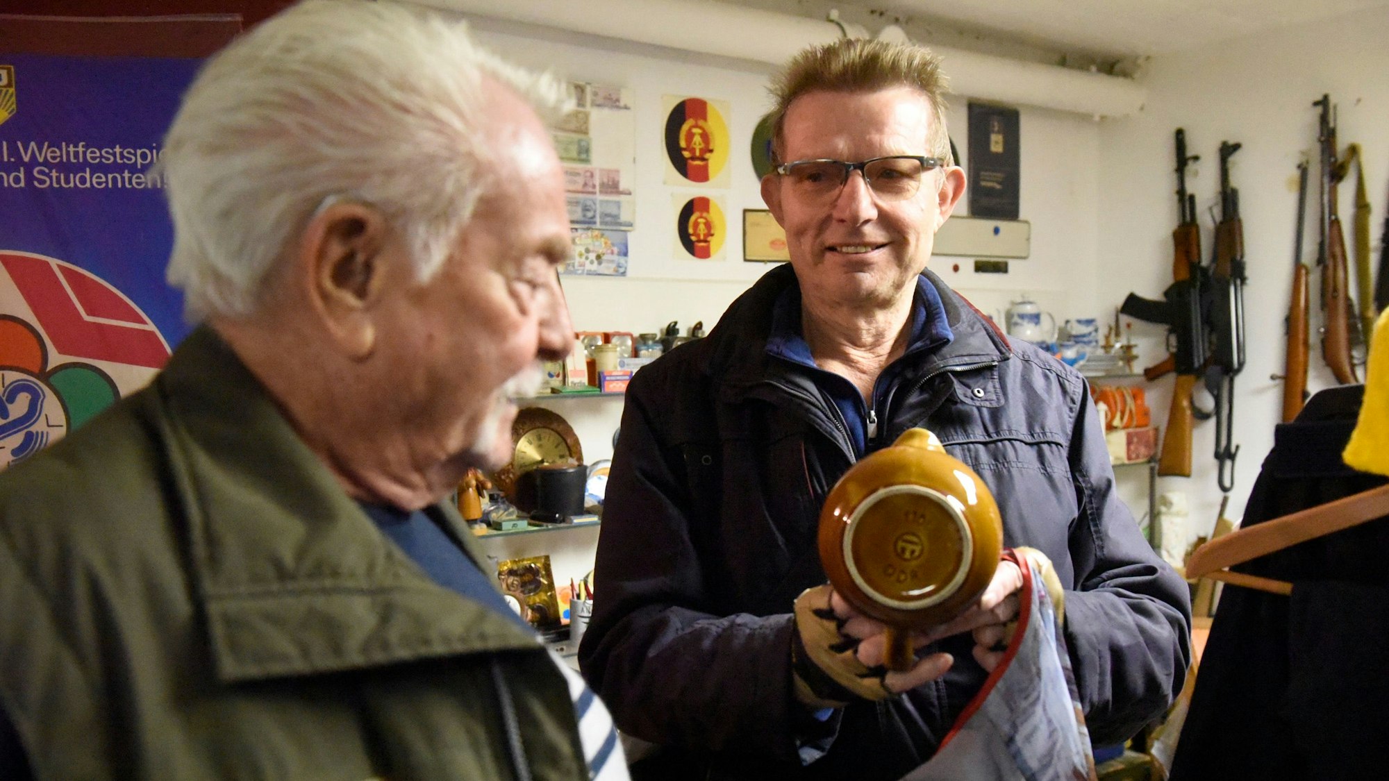 Das Foto zeigt Besucher Bernd Pollack und Sammler Armin Schmitt. Pollack brachte Schmitt einen irdenen Topf für seine Sammlung mit.
