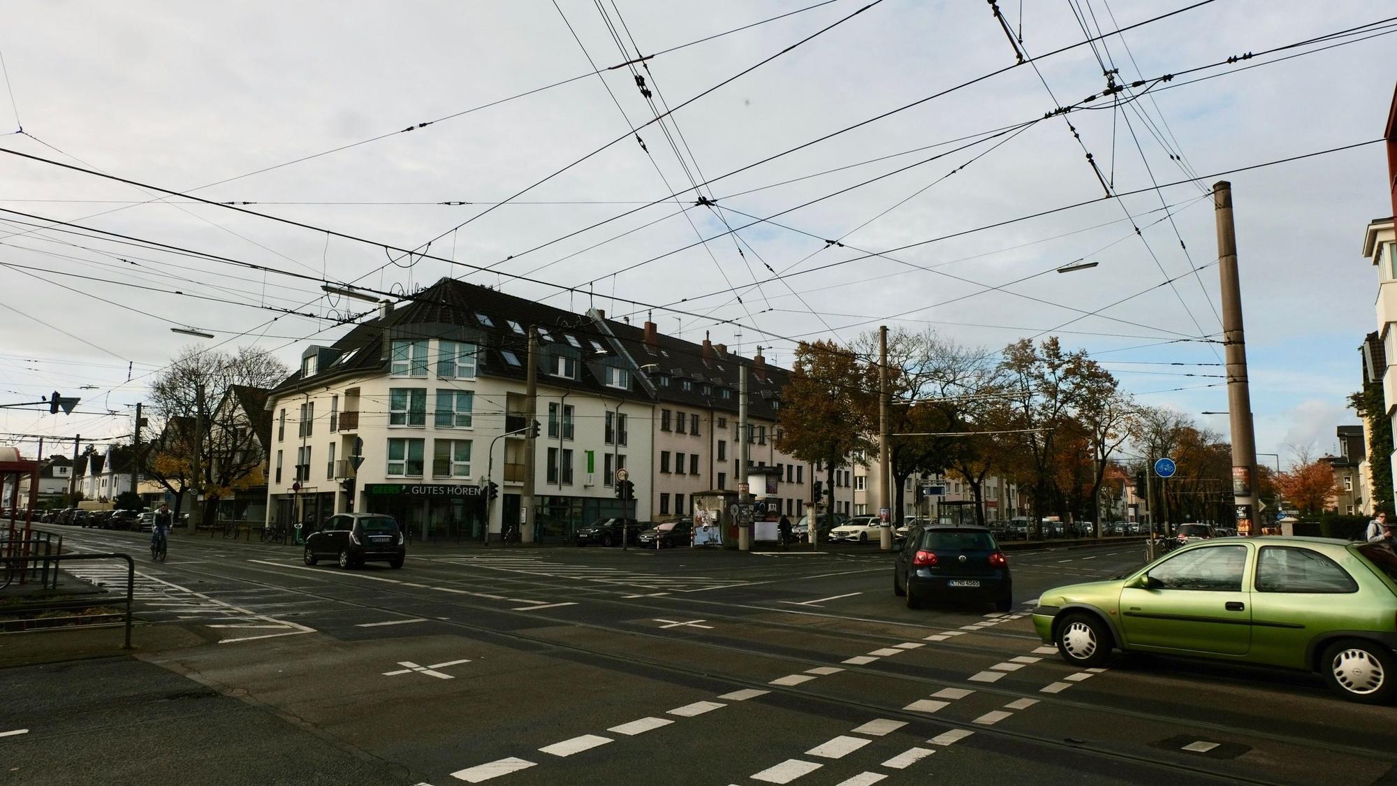 Zu sehen ist die große Kreuzung Sülzgürtel/Zülpicher Straße in Lindenthal.