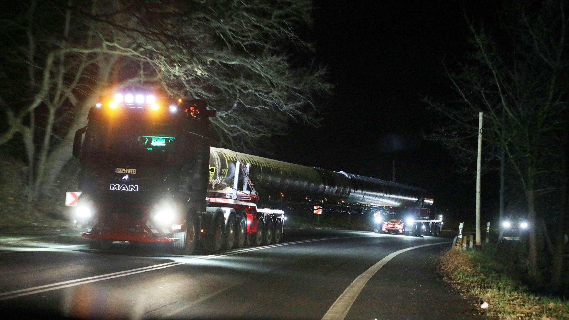 Ein nächtlicher Schwertransport fährt über die L 136 in Richtung Bensberg.Demnächst werden sie über die L284 durch das Sülztal umgeleitet.