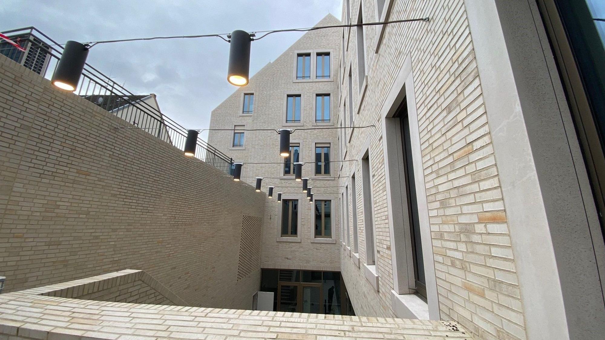Zu sehen ist der von Lampen beleuchtete Lichthof des Rathausanbaus.