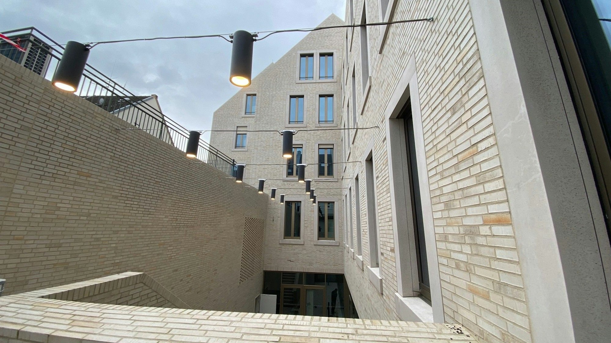 Zu sehen ist der von Lampen beleuchtete Lichthof des Rathausanbaus.