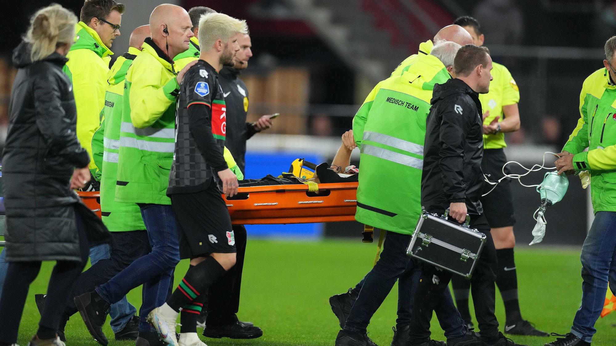 Sanitäter tragen Bas Dost von NEC Nijmegen auf einer Trage weg, nachdem er während des Spiels zusammengebrochen war.