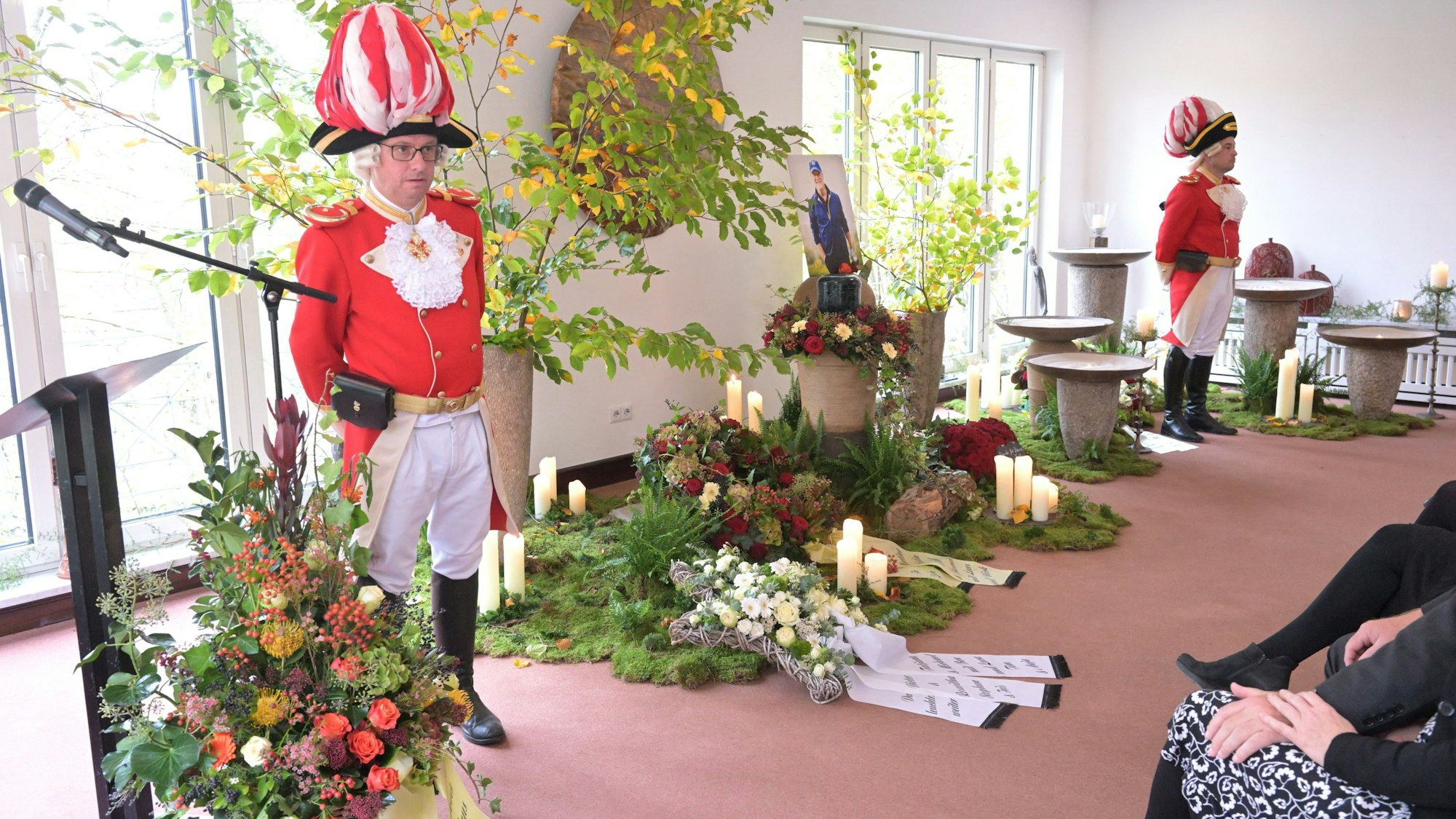 Das Foto zeigt zwei Prinzengardisten, die bei der Trauerfeier für Landrat a.D. Rolf Menzel die Trauerwache halten.