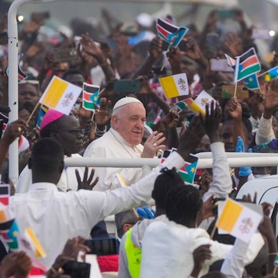 Juba: Papst Franziskus winkt, als er zur Messe im John Garang Mausoleum ankommt.