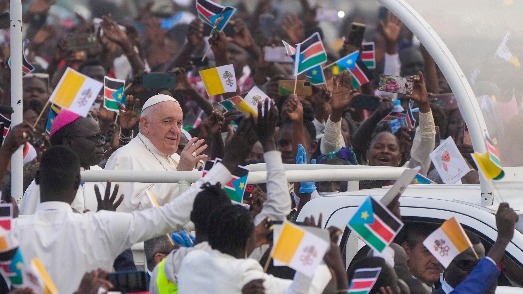 Juba: Papst Franziskus winkt, als er zur Messe im John Garang Mausoleum ankommt.