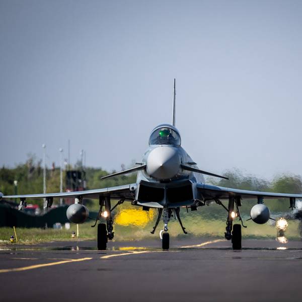 Auf dem Foto sind zwei Eurofighter auf der Startbahn in Nörvenich zu sehen.