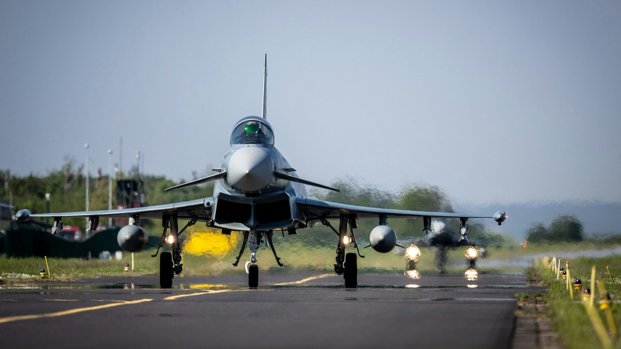Auf dem Foto sind zwei Eurofighter auf der Startbahn in Nörvenich zu sehen.