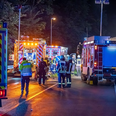 Das Bild zeigt die Einsatzstelle mit Feuerwehrautos und Krankenwagen im Licht von Scheinwerfern.