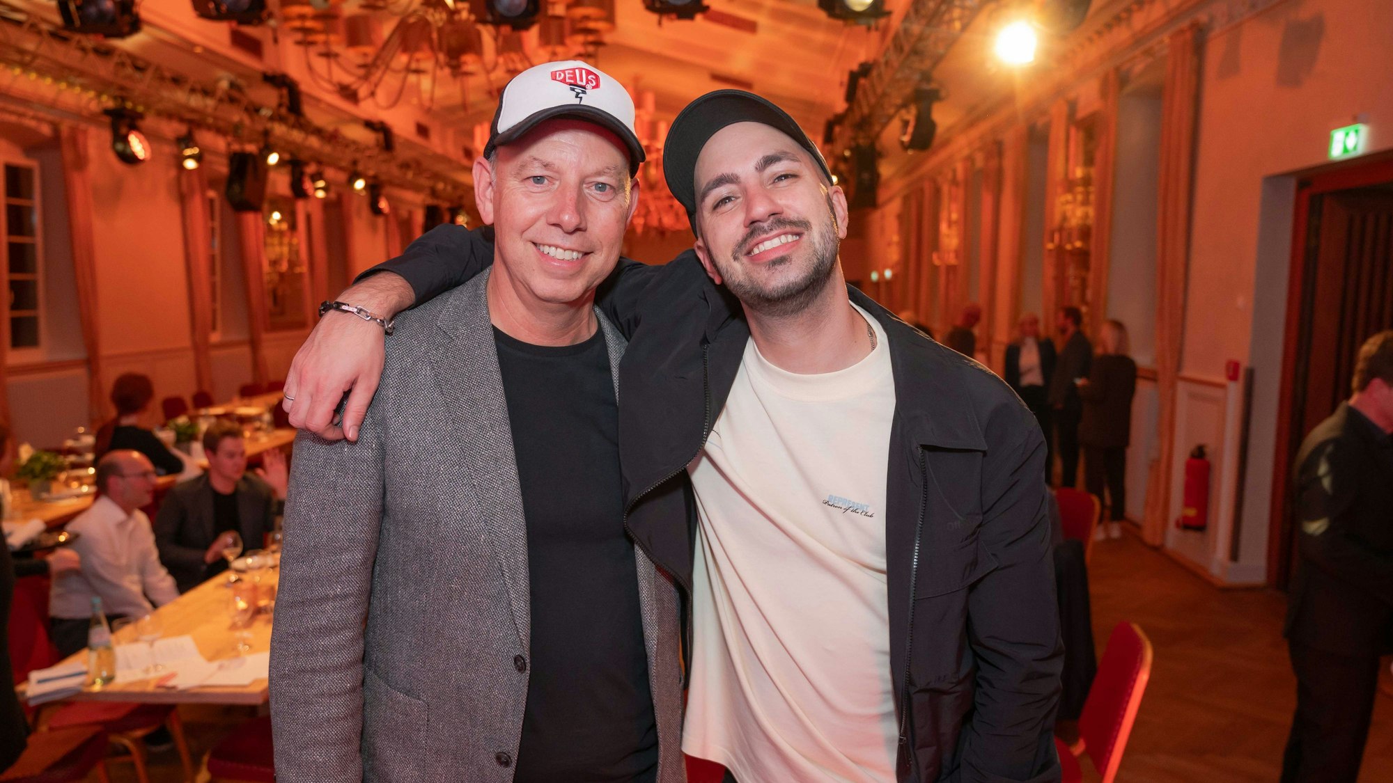 Das Bild zeigt Capitol-Inhaber Bernd Schmitz und den Moderator Dominik Porschen.