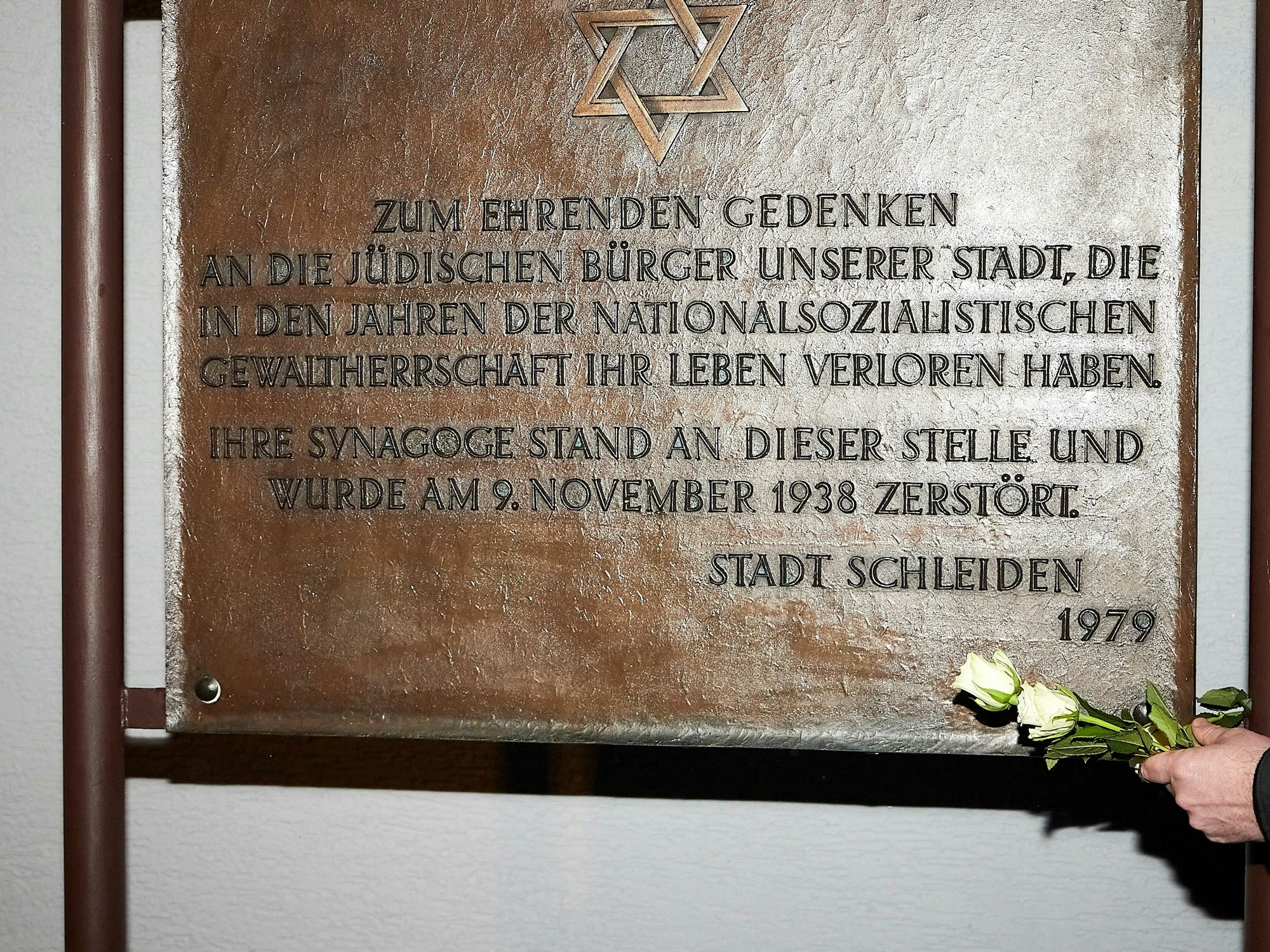 Die Inschrift ist den Opfern gewidmet, die - so die Formulierung wörtlich „in den Jahren der nationalsozialistischen Gewaltherrschaft ihr Leben verloren haben“. Das will Bürgermeister Pfennings ändern.
