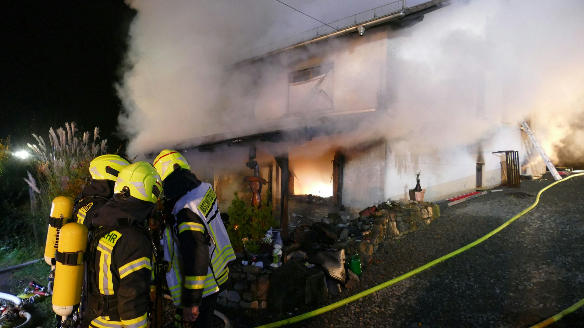 Feuerwehrleute bei einem Brand.