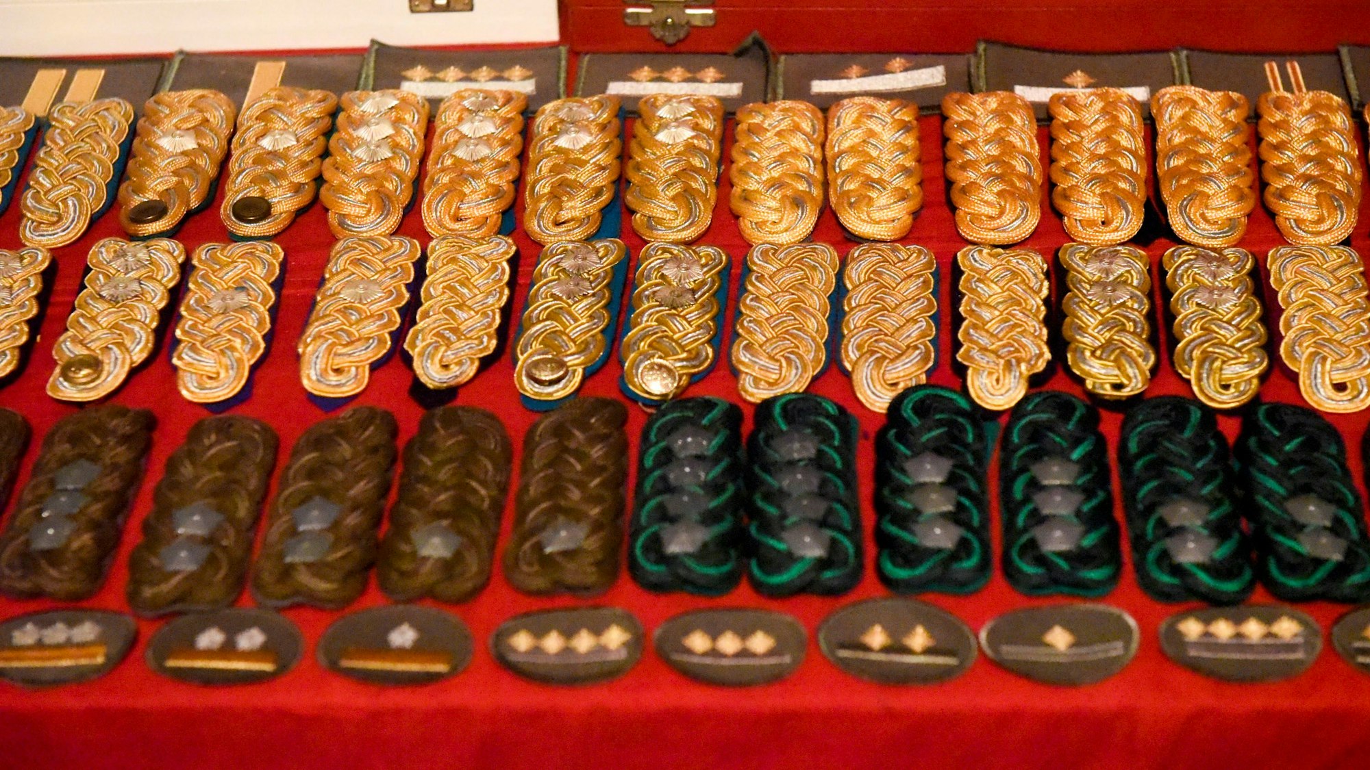 Auf dem Foto sind Schulterklappen der NVA-Generäle zu sehen.