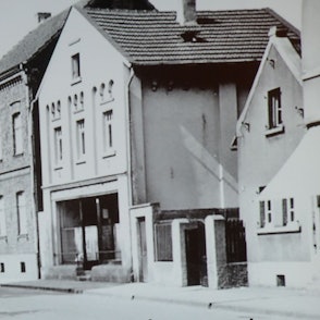 Pogromdenken in Troisdorf; in der Remise der Burg Wissem schilderte Historiker Norbert Flörken die Entrechtung und Ermordung der Troisdorfer Juden. Jugendliche aus Troisdorfer Gymnasien lasen eindrucksvolle Zeitdokumente vor