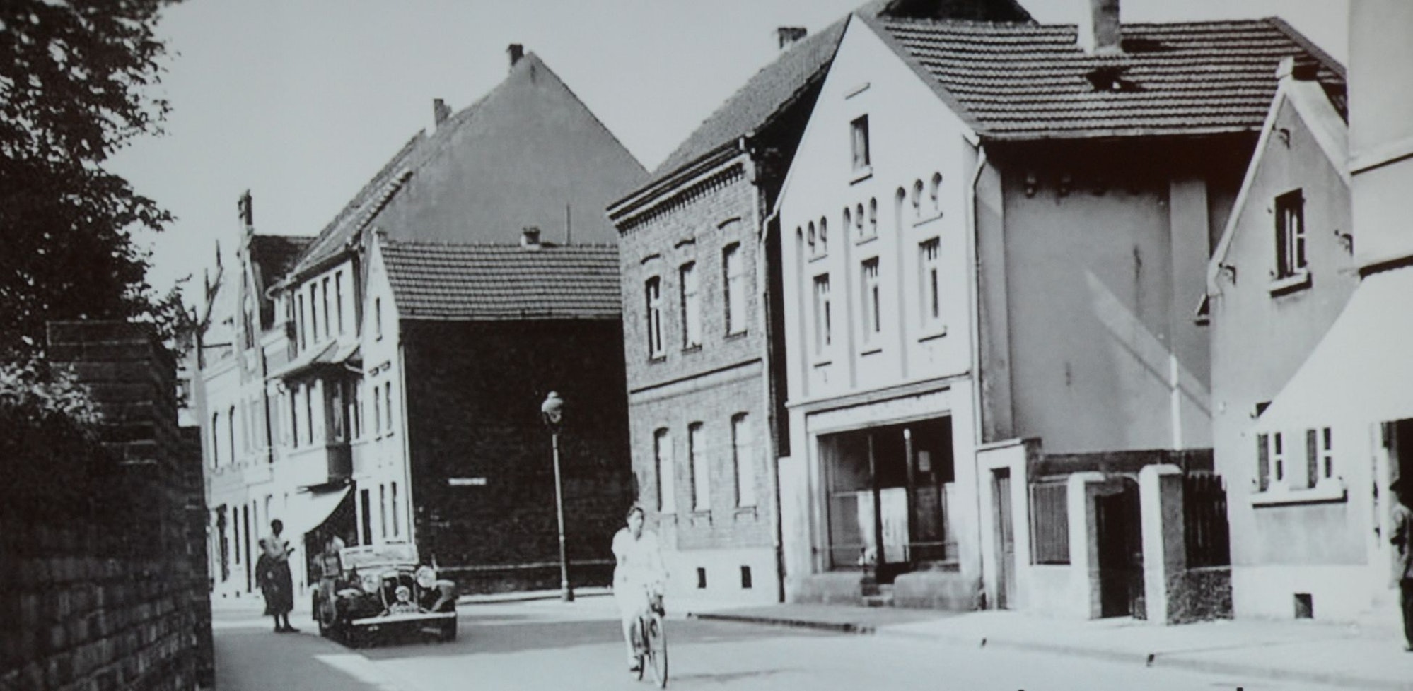 Pogromdenken in Troisdorf; in der Remise der Burg Wissem schilderte Historiker Norbert Flörken die Entrechtung und Ermordung der Troisdorfer Juden. Jugendliche aus Troisdorfer Gymnasien lasen eindrucksvolle Zeitdokumente vor