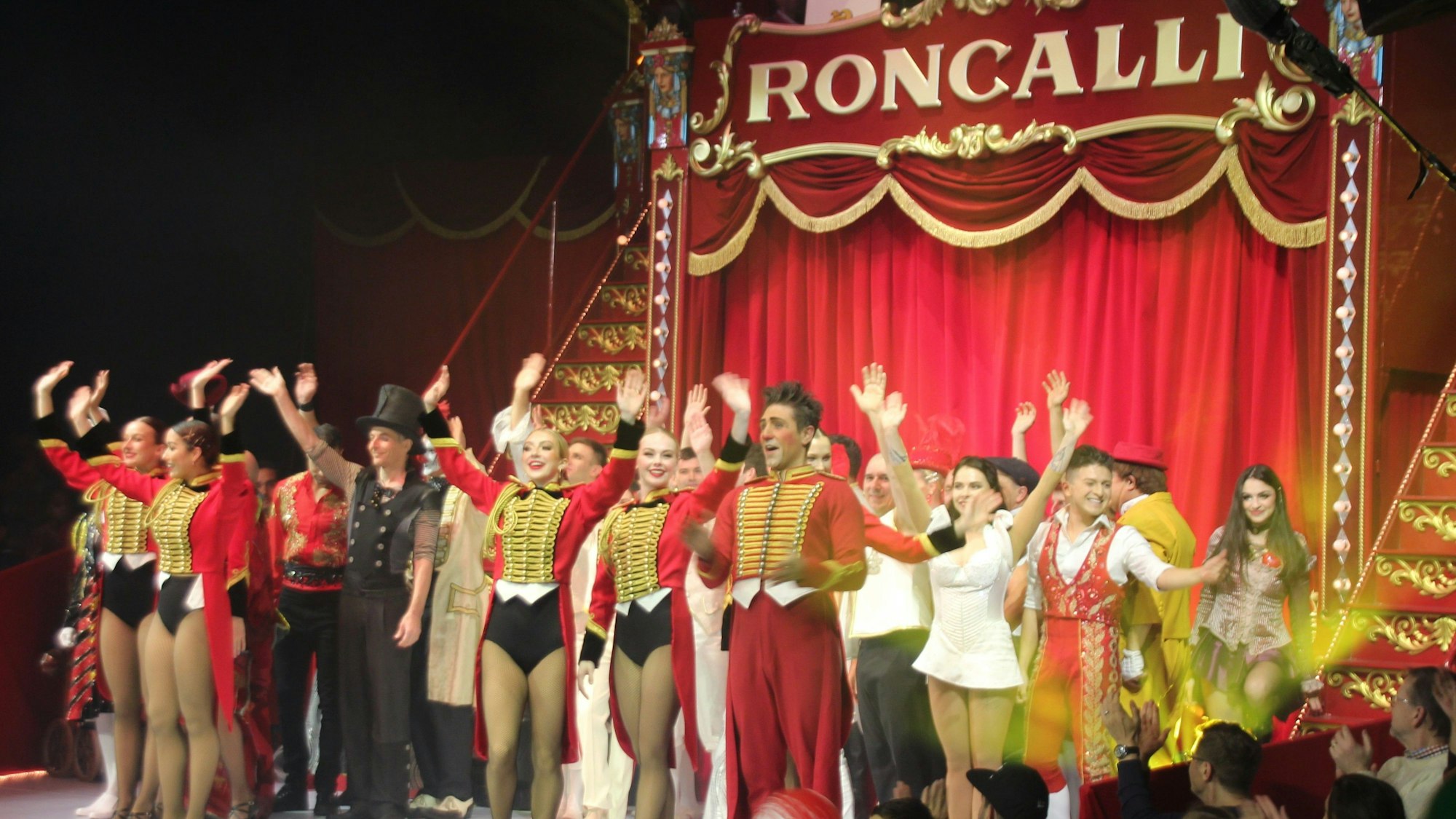 Vom Rhein an den Hudson River: Der Kölner Circus Roncalli ist jetzt auch in New York zu sehen. Am Donnerstag fand die Generalprobe statt.