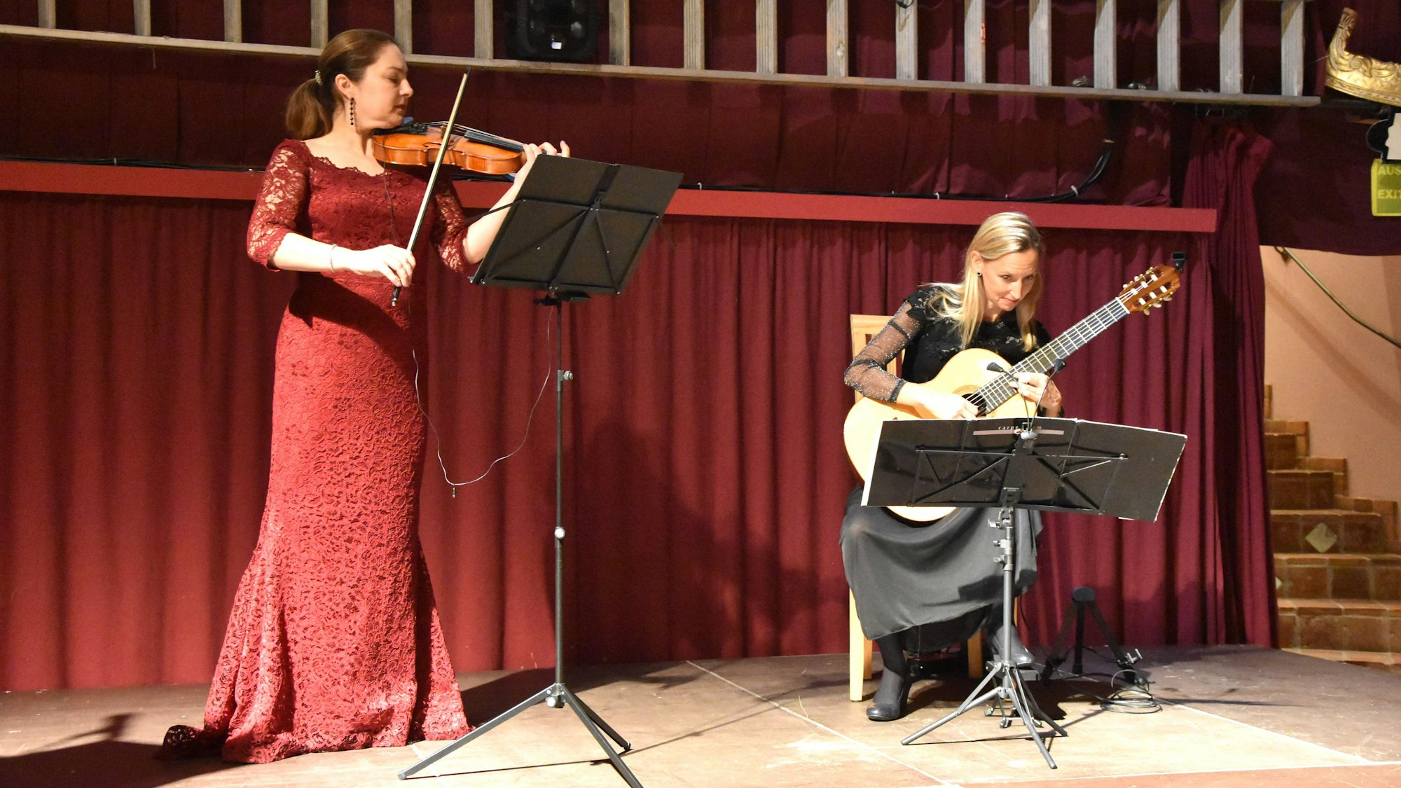 Auf dem Foto ist das Bonner Duo „Carpe Diem“ zu sehen. Die beiden Musikerinnen sorgten beim Martinsemfang auf der Blatzheimer Kommandeursburg für musikalische Farbtupfer.