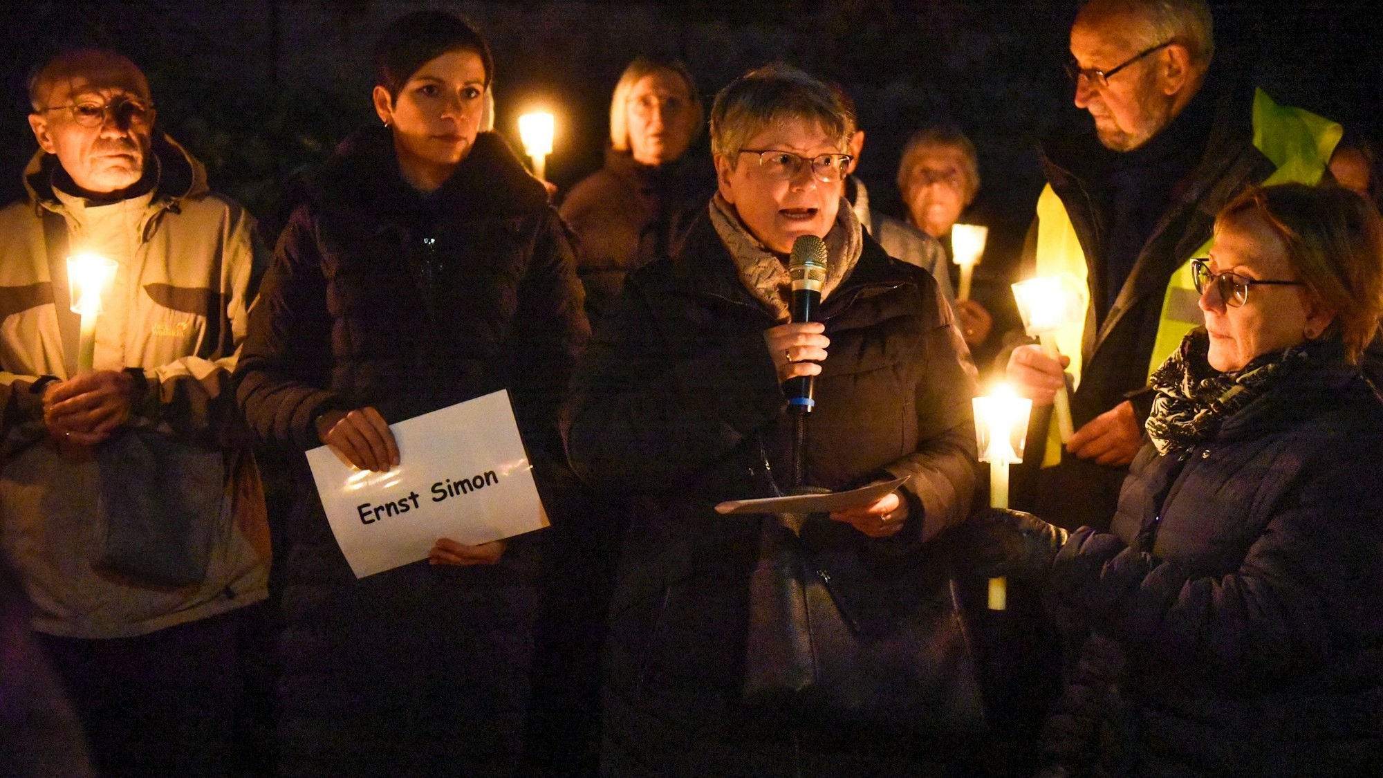 Pfarrerin Sabine Pankoke und Bürgermeisterin Carolin Weitzel begrüßten die Teilnehmenden am Alten Judenfriedhof an der Weltersmühle.