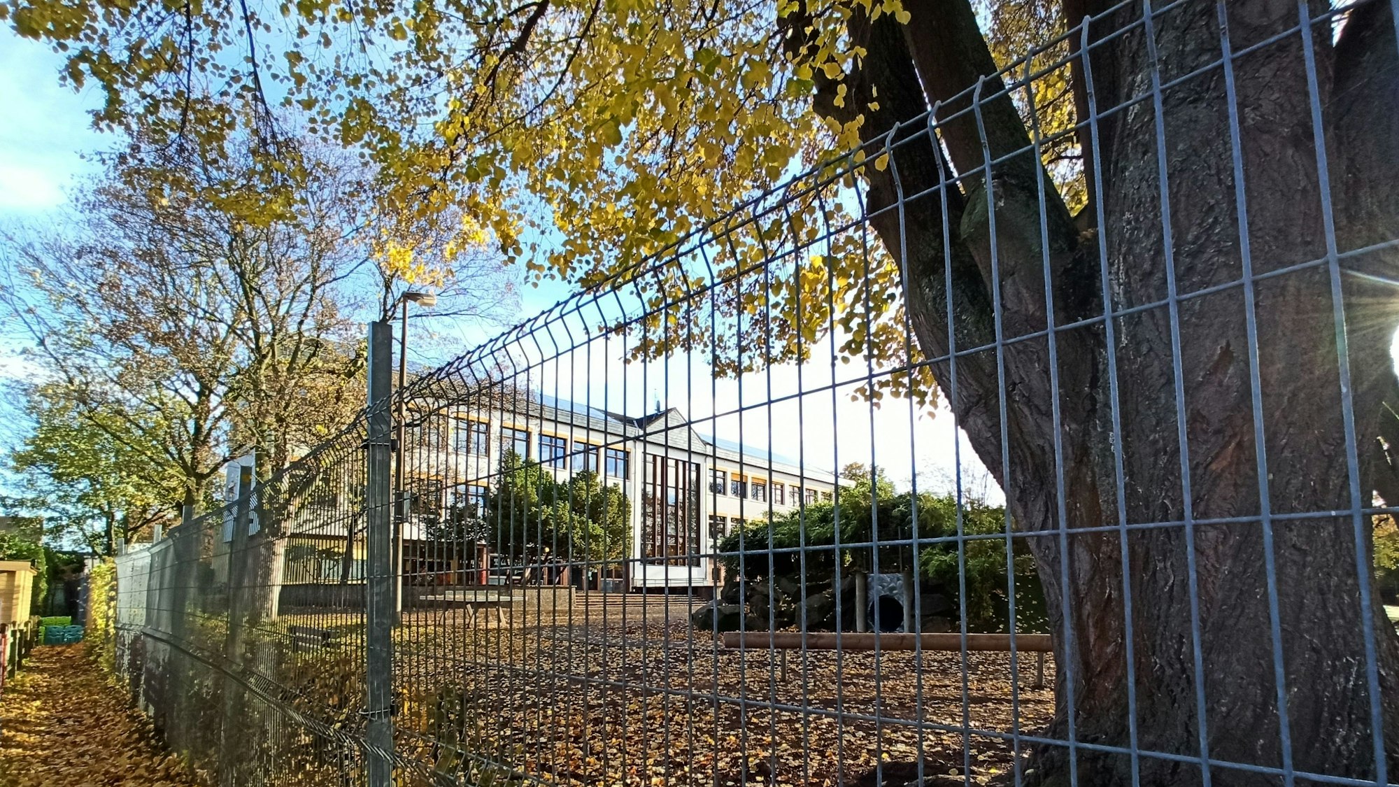 Der Pausenhof mit Spielgeräten der Sebastian-Schule grenzt direkt an ein Wohngebiet. Ein Anwohner fühlt sich durch den Lärm gestört. Foto: Frank Engel-Strebel