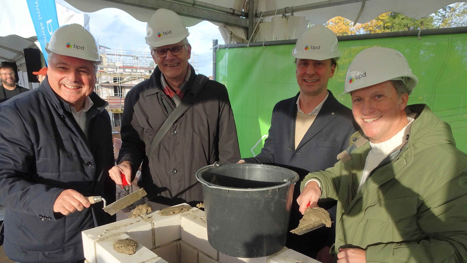 Greifen zur Kelle: (v.l.) BPD-Projektleiter Carl Smeets, Bürgermeister Ludger Banken, Architekt Jan-Andre Meyer und Markus Kalscheuer.