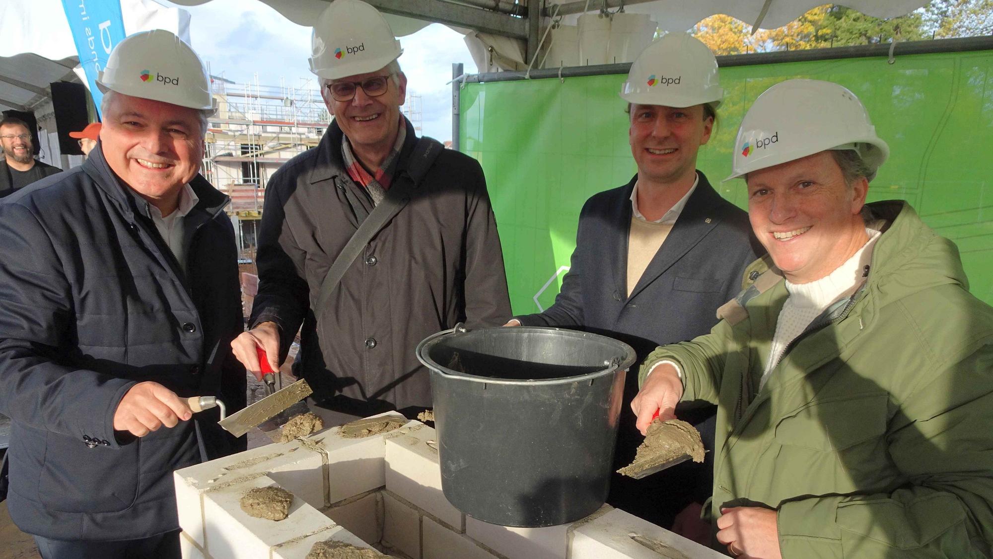 Greifen zur Kelle: (v.l.) BPD-Projektleiter Carl Smeets, Bürgermeister Ludger Banken, Architekt Jan-Andre Meyer und Markus Kalscheuer.