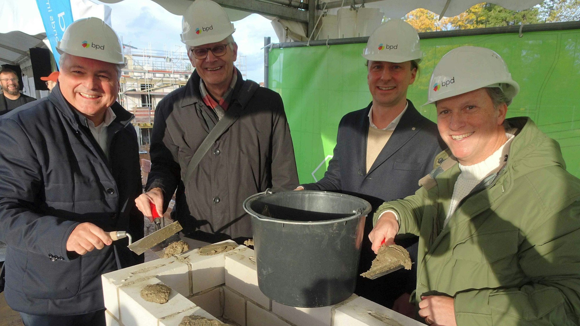 Greifen zur Kelle: (v.l.) BPD-Projektleiter Carl Smeets, Bürgermeister Ludger Banken, Architekt Jan-Andre Meyer und Markus Kalscheuer.