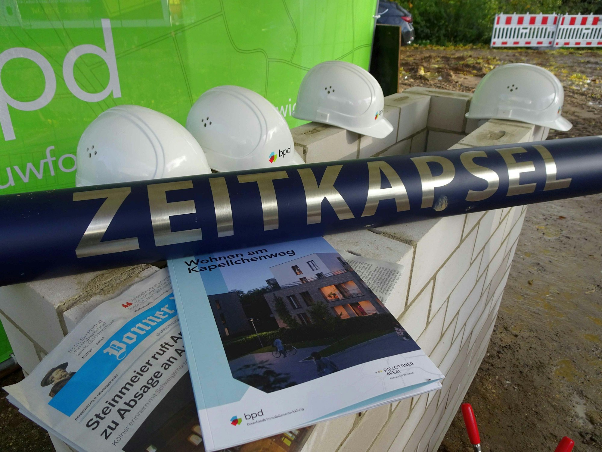 Eine Ausgabe der Bonner Rundschau steckt in der Zeitkapsel.