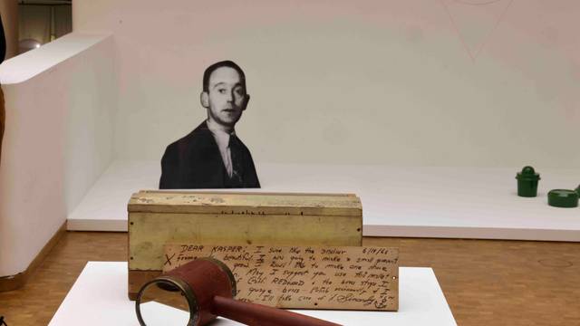 Gerichtshammer mit Spiegel von H. C. Westermann (vorne) und Thomas Hirschhorns Pappfigur mit dem Gesicht John Heartfields.