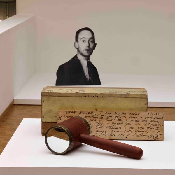 Gerichtshammer mit Spiegel von H. C. Westermann (vorne) und Thomas Hirschhorns Pappfigur mit dem Gesicht John Heartfields.