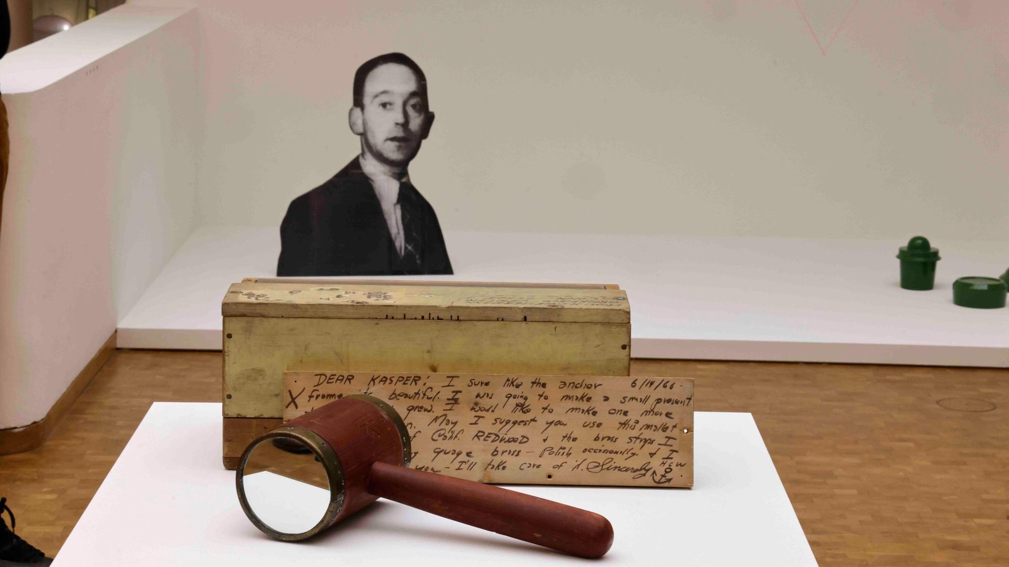 Gerichtshammer mit Spiegel von H. C. Westermann (vorne) und Thomas Hirschhorns Pappfigur mit dem Gesicht John Heartfields.