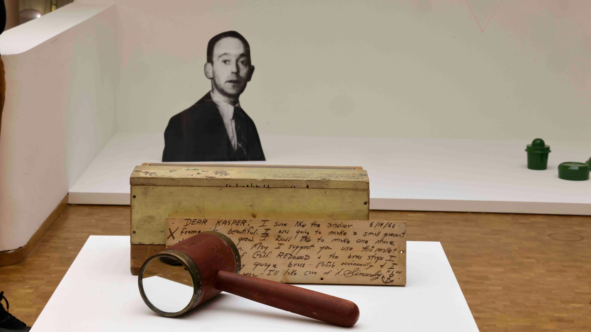 Gerichtshammer mit Spiegel von H. C. Westermann (vorne) und Thomas Hirschhorns Pappfigur mit dem Gesicht John Heartfields.