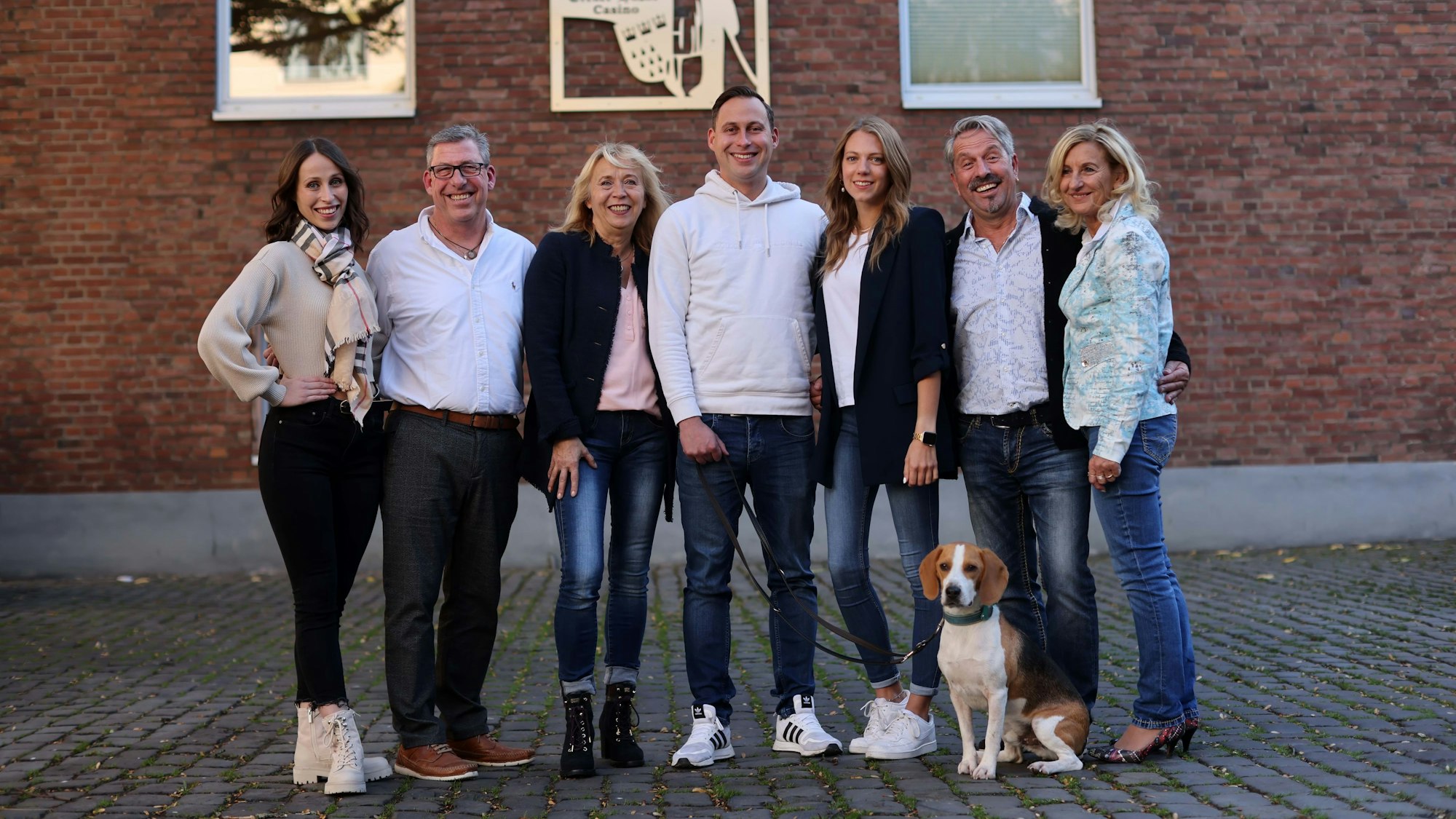 Freuen sich auf die Session: Jungfrau Friedrich Klupsch (2.v.l.) mit Tochter Svenja und Frau Anette, Prinz Sascha mit Freundin Corinna und Hund „Charly“, Bauer Werner und Frau Monika.