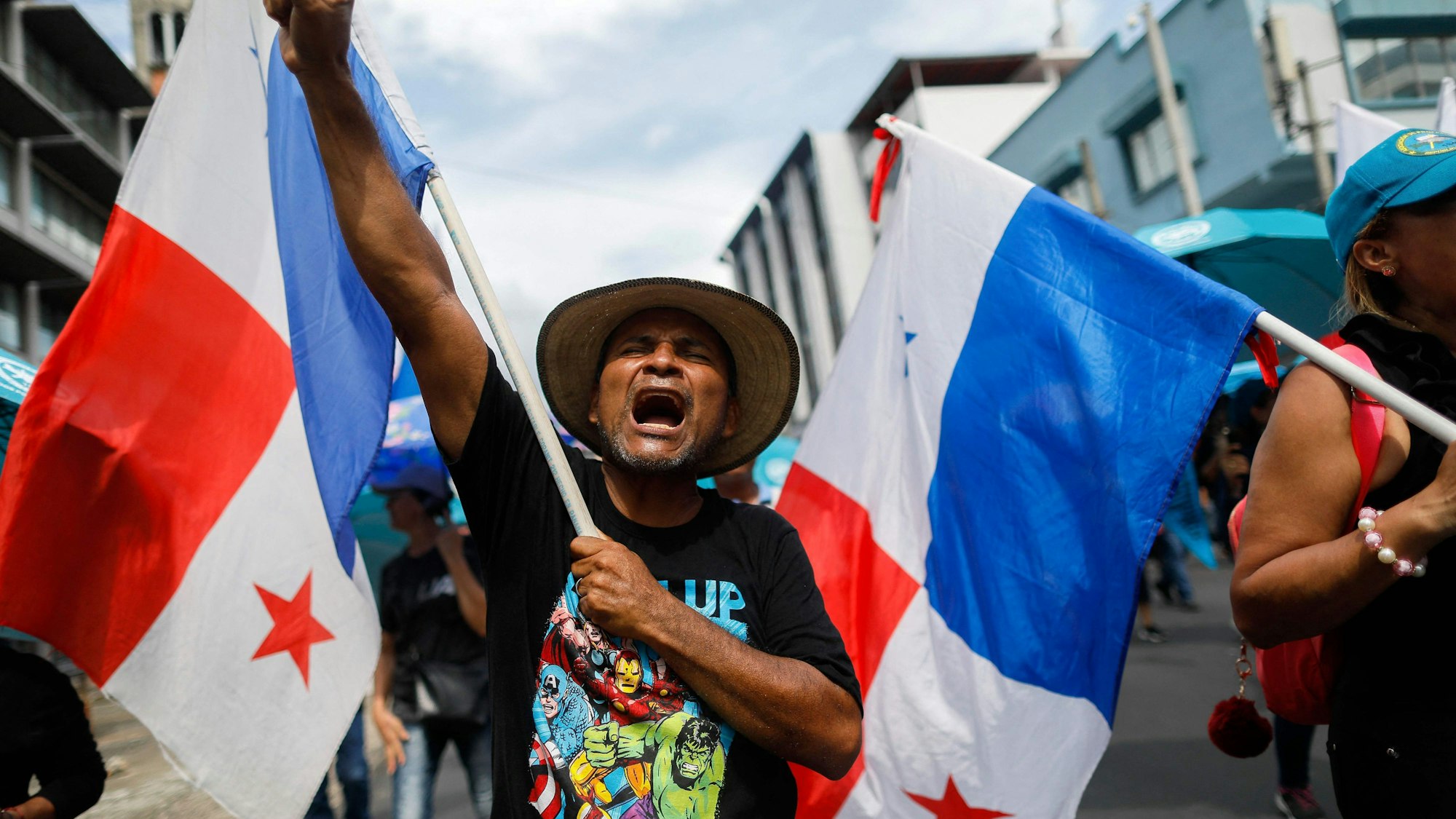 Menschen demonstrieren in Panama-Stadt gegen den Vertrag der Regierung mit dem kanadischen Bergbauunternehmen First Quantum und dessen Tochtergesellschaft Minera Panama.