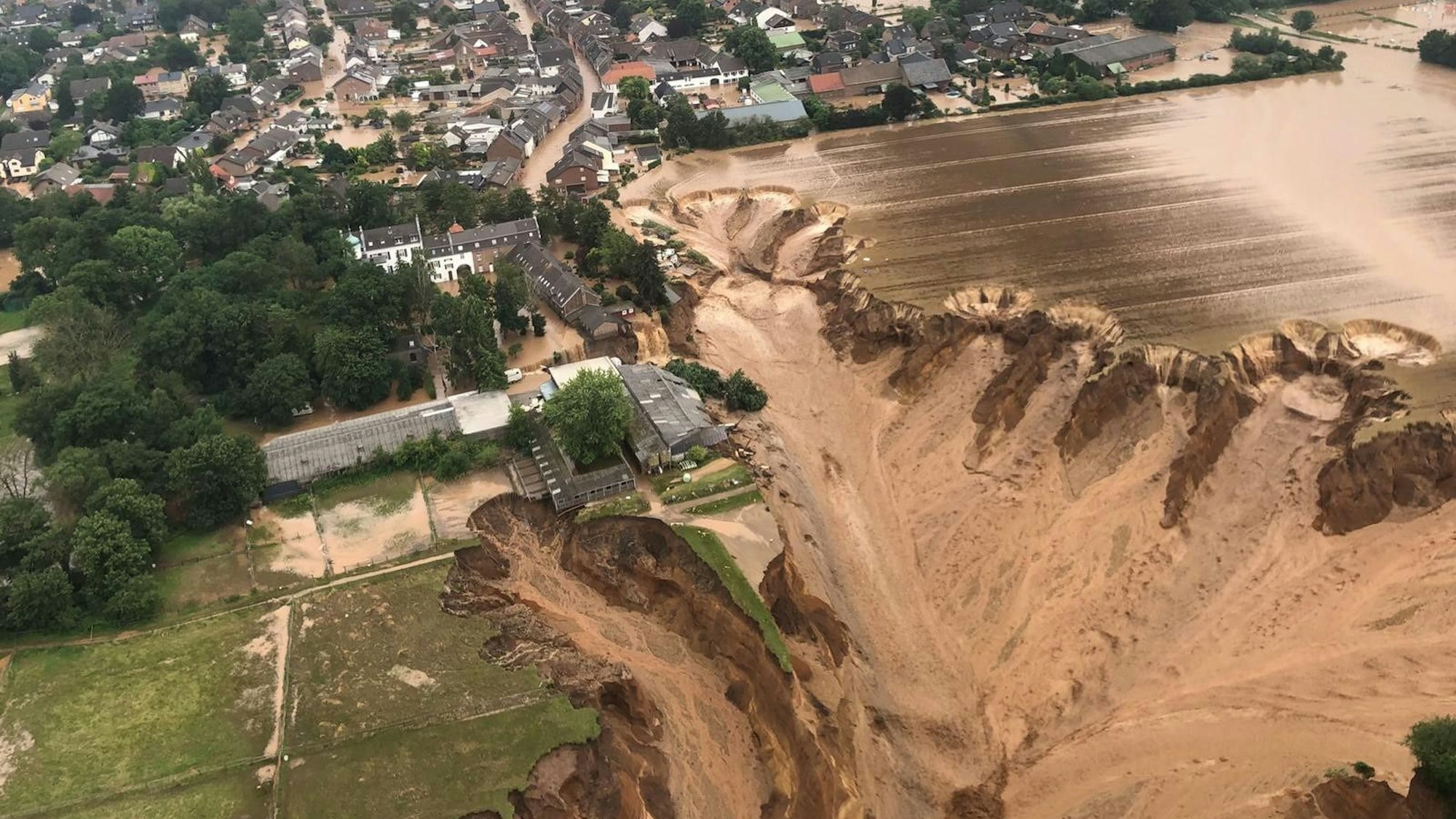 Eine Flutwelle reißt einen riesigen Krater.