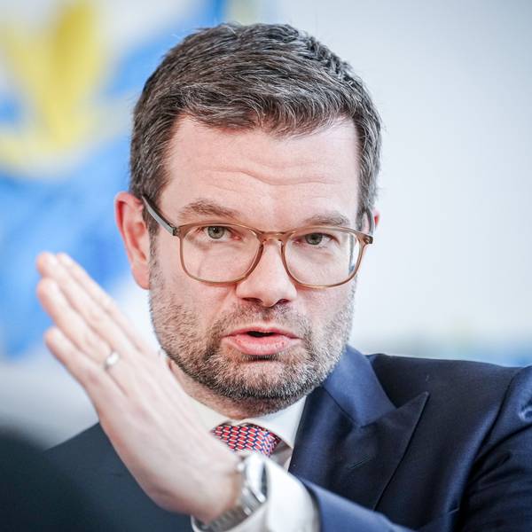 Marco Buschmann (FDP), Bundesminister der Justiz, spricht in einem Interview in seinem Ministerium.