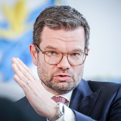 Marco Buschmann (FDP), Bundesminister der Justiz, spricht in einem Interview in seinem Ministerium.