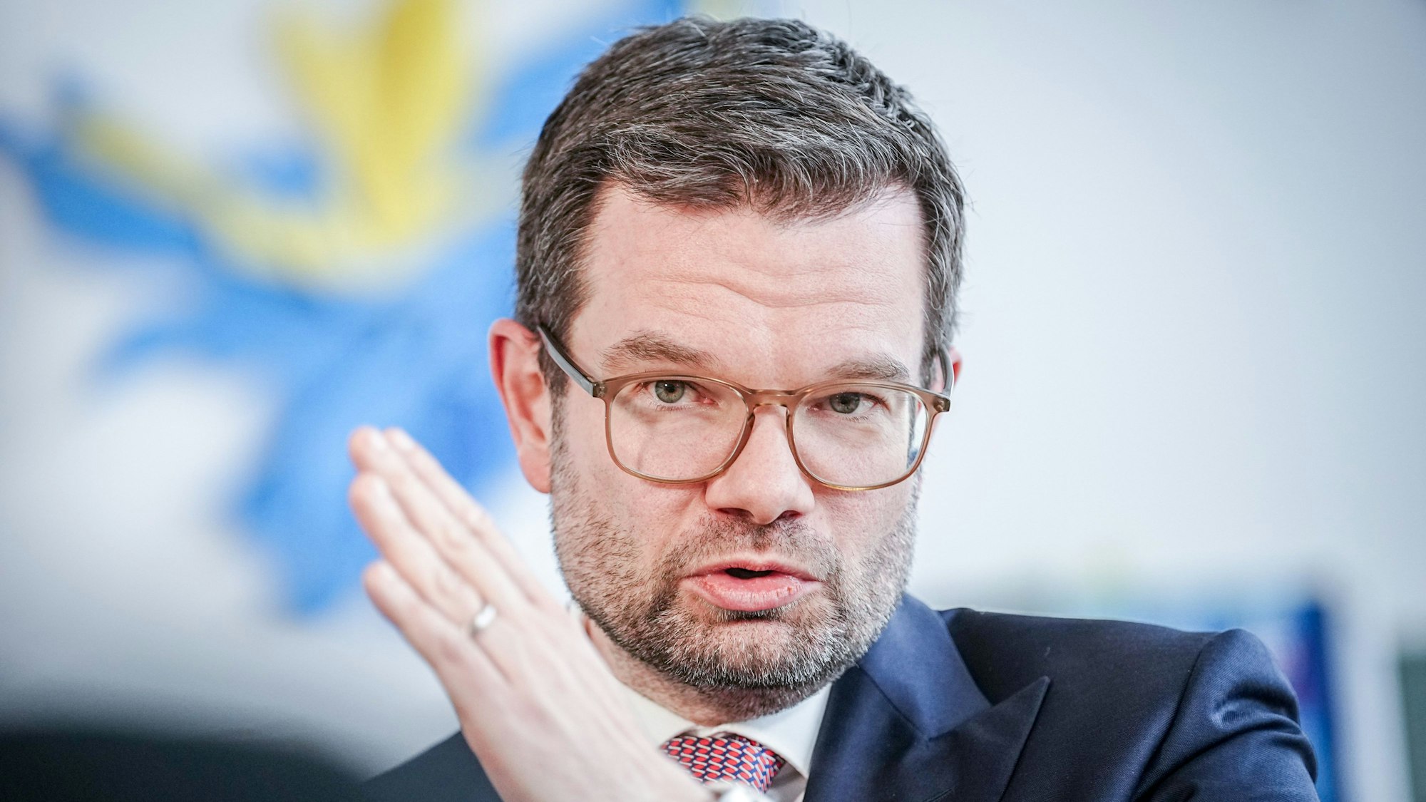 Marco Buschmann (FDP), Bundesminister der Justiz, spricht in einem Interview in seinem Ministerium.