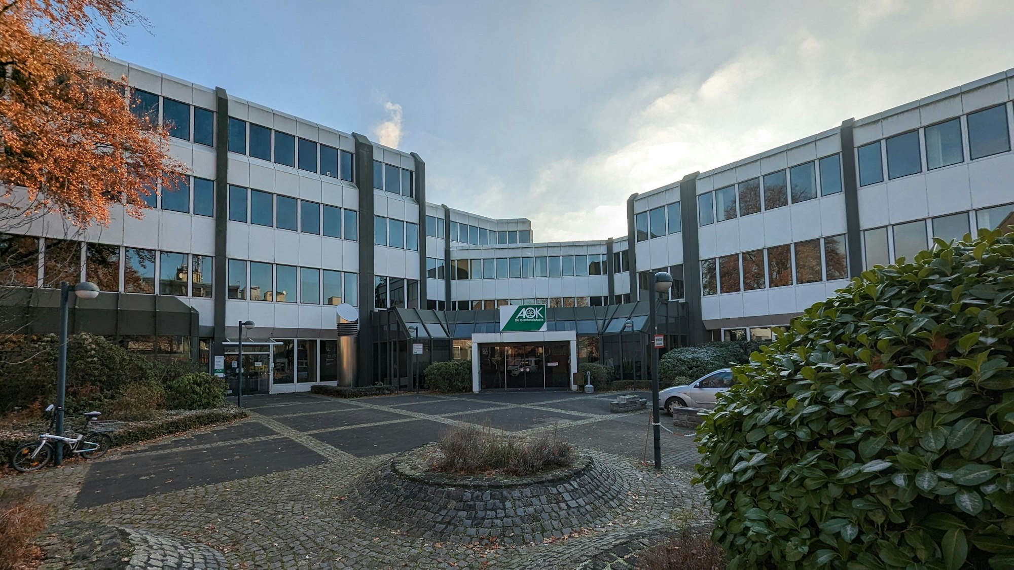 Das alte Verwaltungsgebäude der Krankenkasse AOK mit Vorplatz in Hürth.