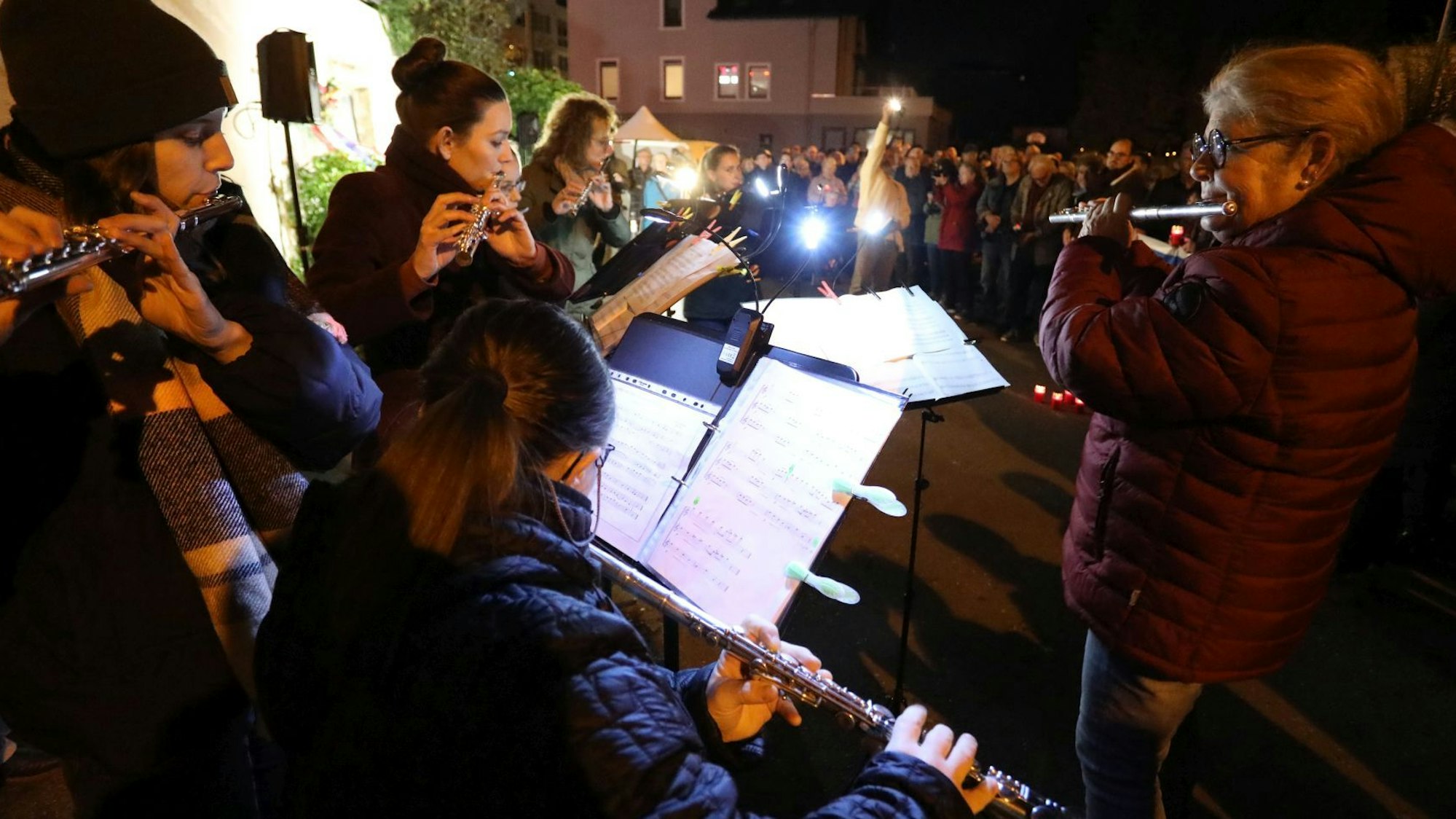 Mehre junge Frauen spielen Querflöten.