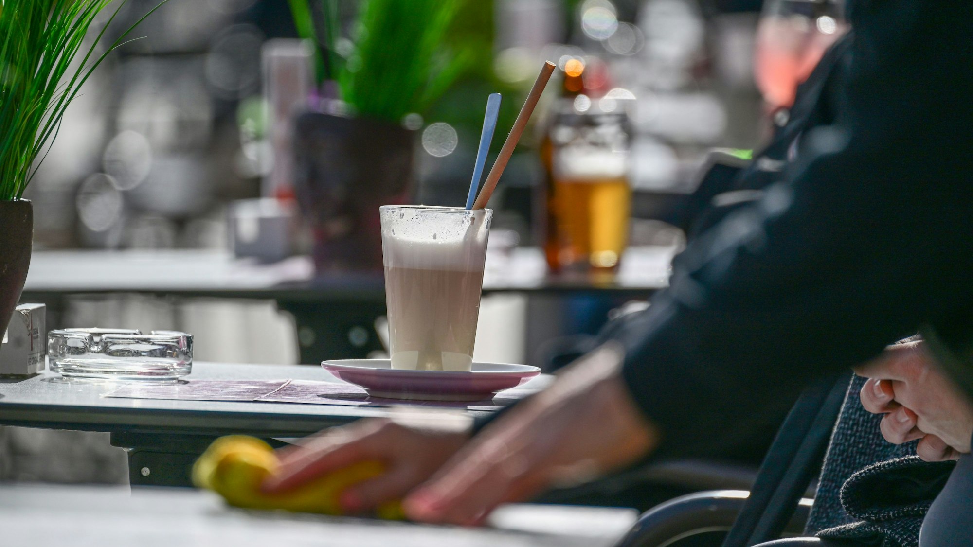 Ein Latte Macchiato steht in einem Café auf einem Tisch